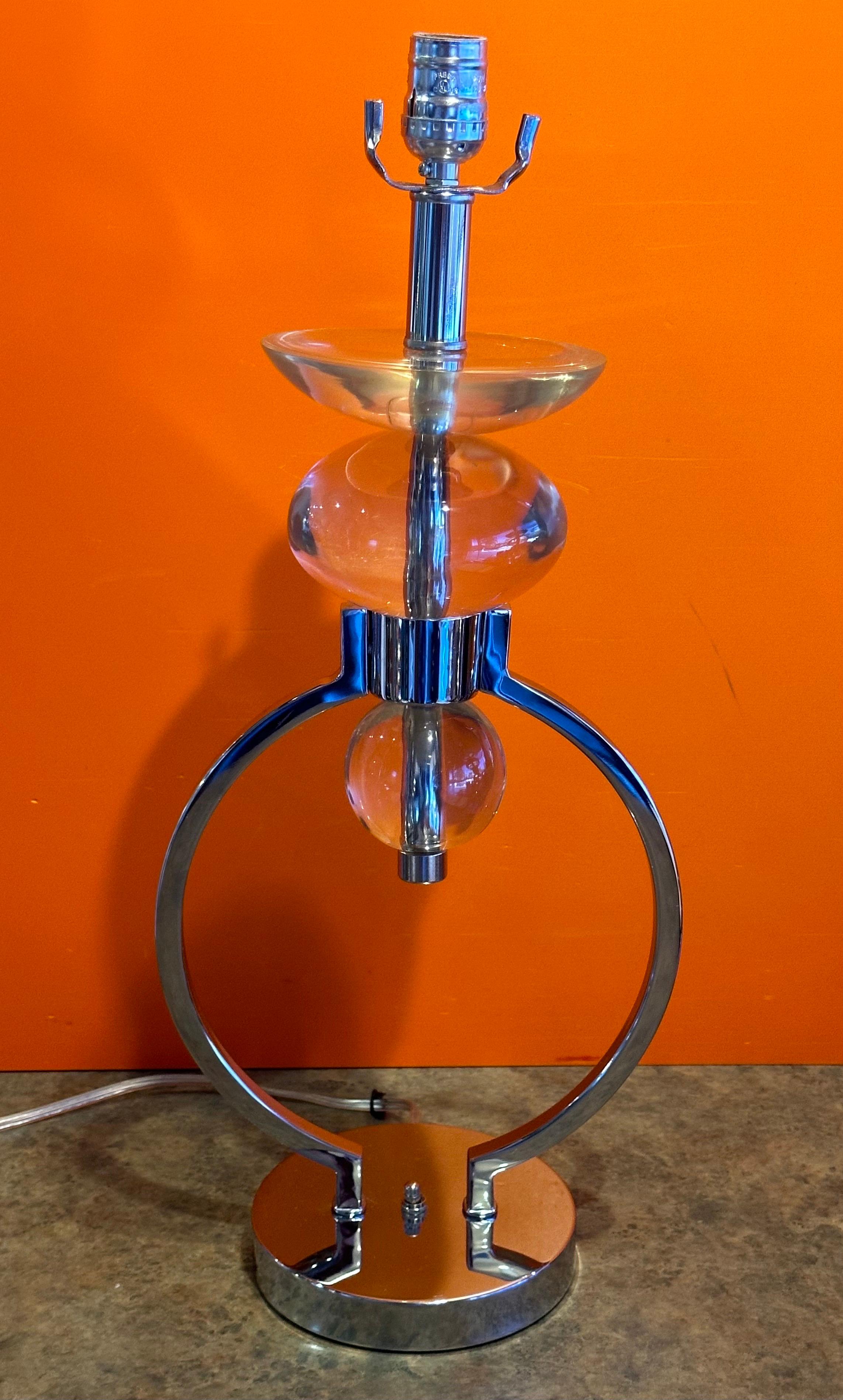 Pareja de lámparas de mesa MCM de cromo y lucita de Hivo Van Teal siglo XX en venta