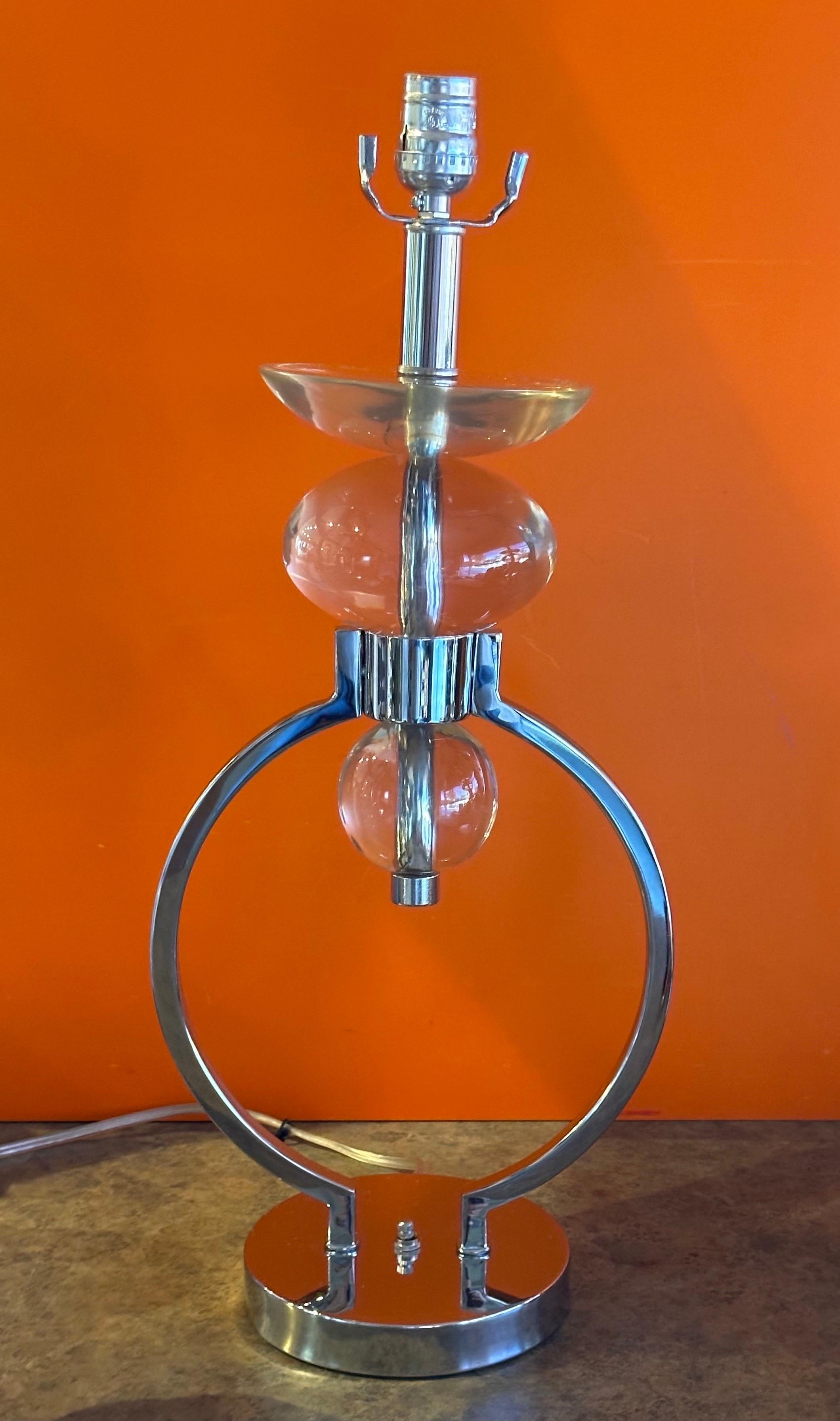 Pareja de lámparas de mesa MCM de cromo y lucita de Hivo Van Teal Lucite en venta