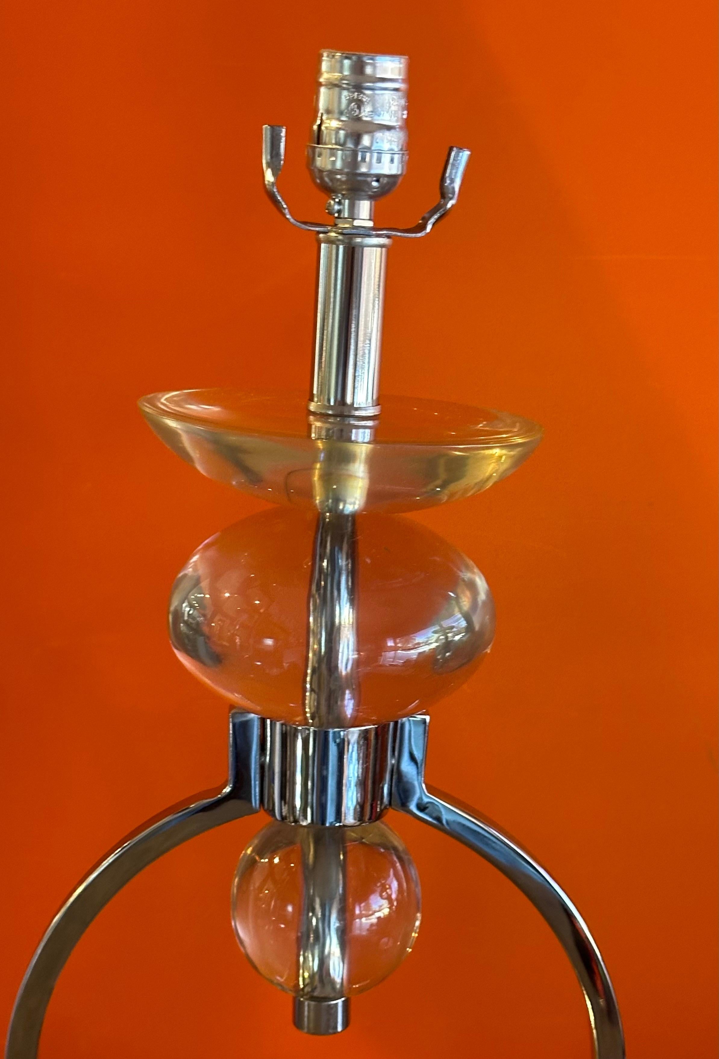 Pareja de lámparas de mesa MCM de cromo y lucita de Hivo Van Teal en venta 1