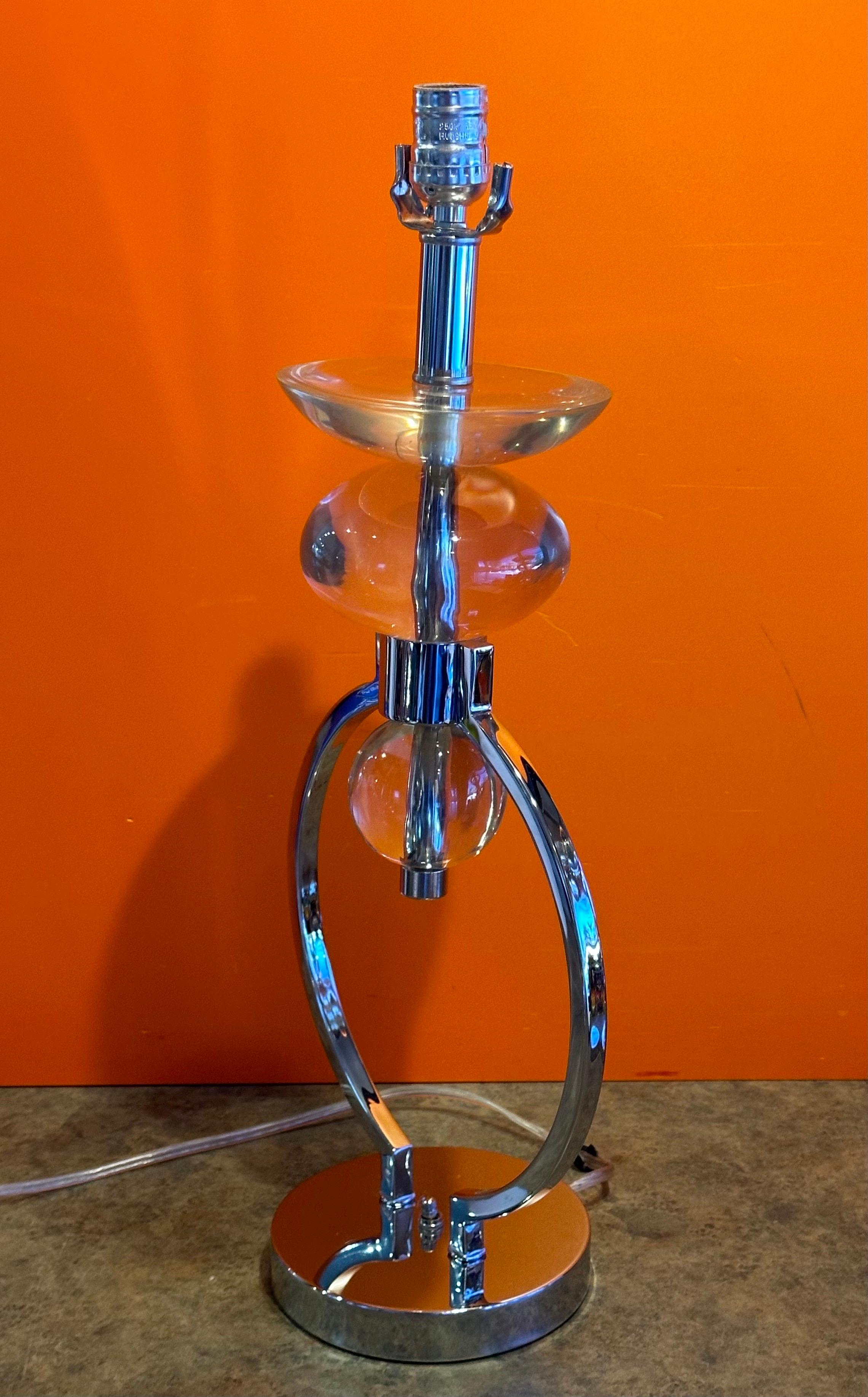 Pareja de lámparas de mesa MCM de cromo y lucita de Hivo Van Teal en venta 2