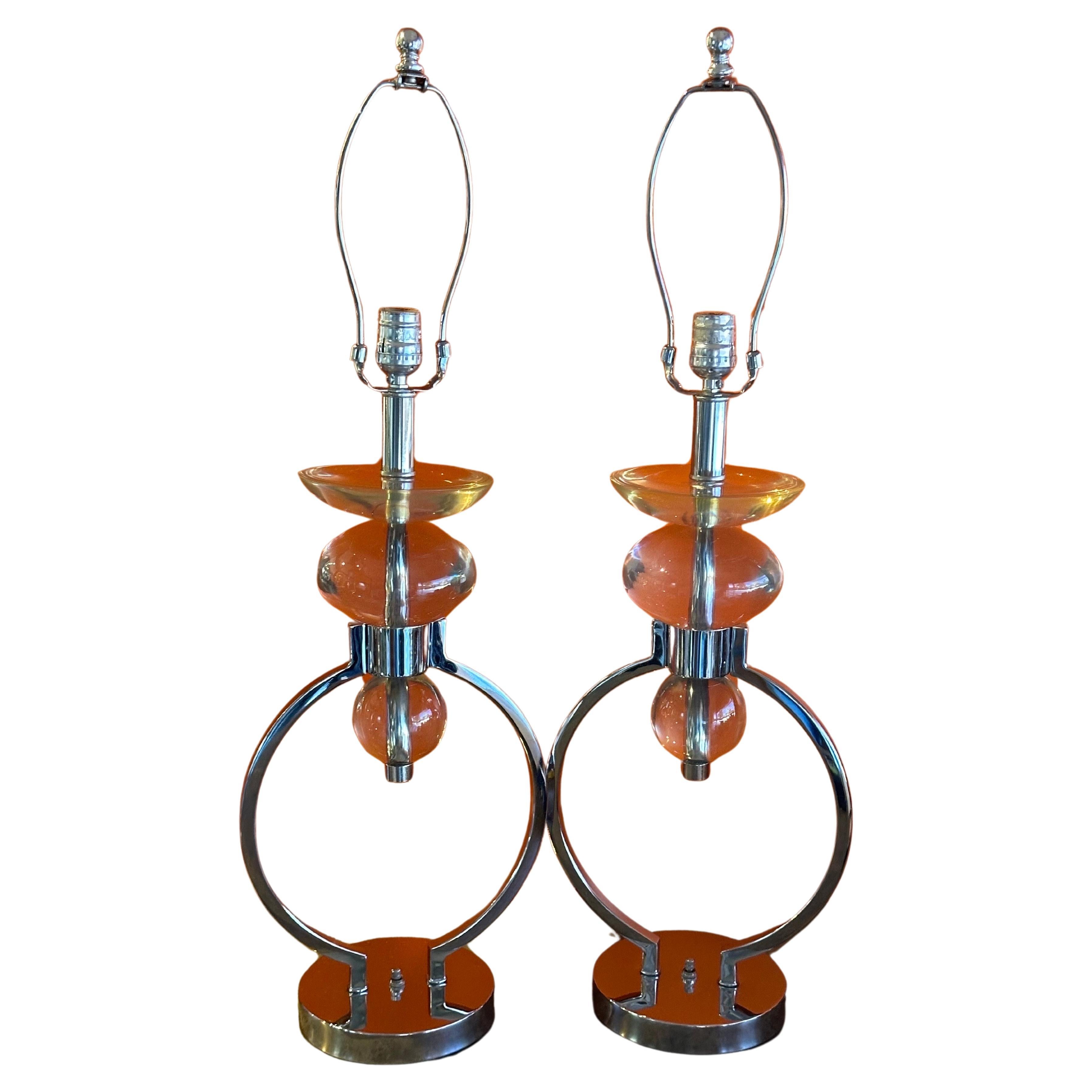 Pareja de lámparas de mesa MCM de cromo y lucita de Hivo Van Teal en venta