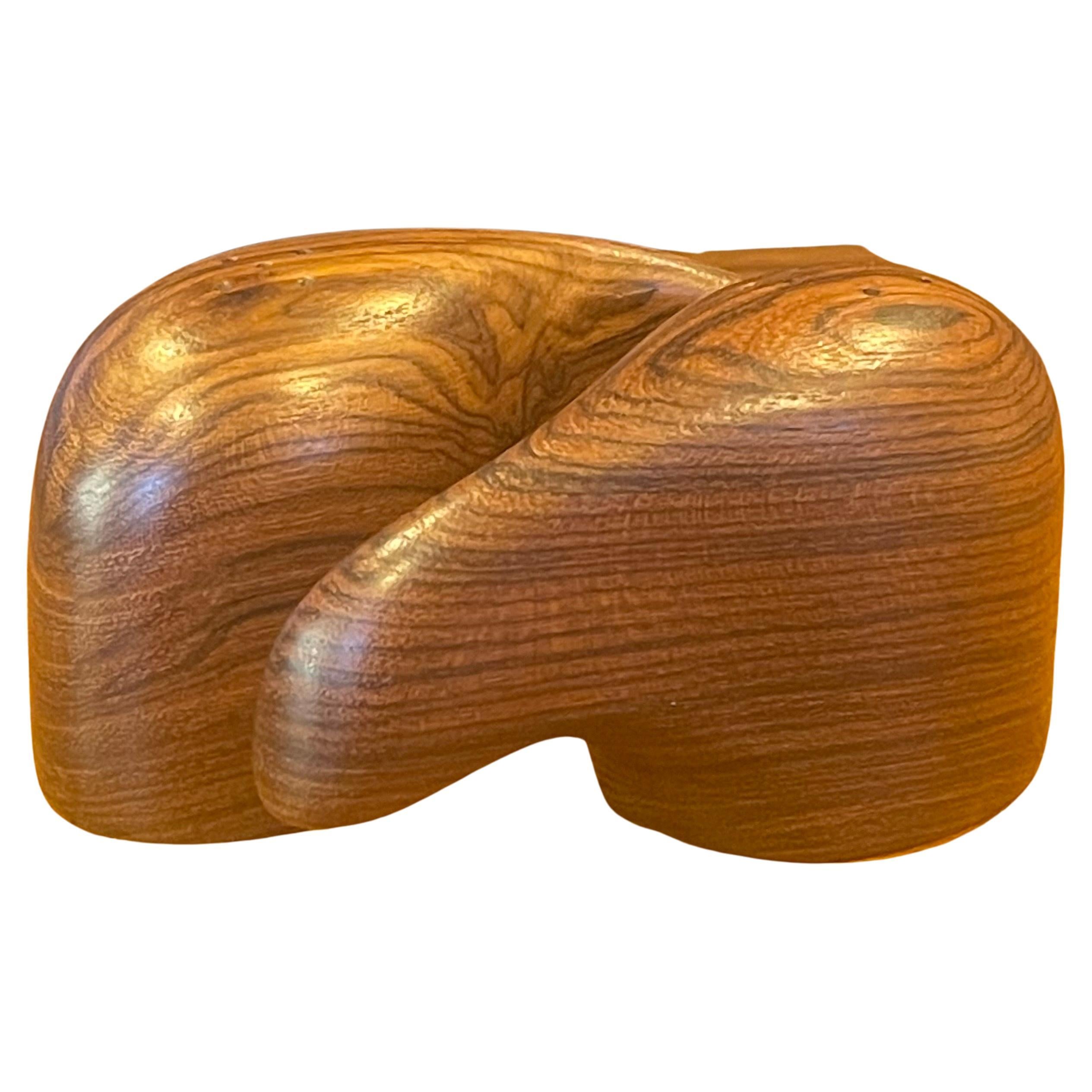 Precioso par de saleros y pimenteros minimalistas MCM de madera de cocobolo, obra de Don Shoemaker, hacia la década de 1970. El par se fabricó en México y está en muy buen estado vintage, con unas medidas de 4