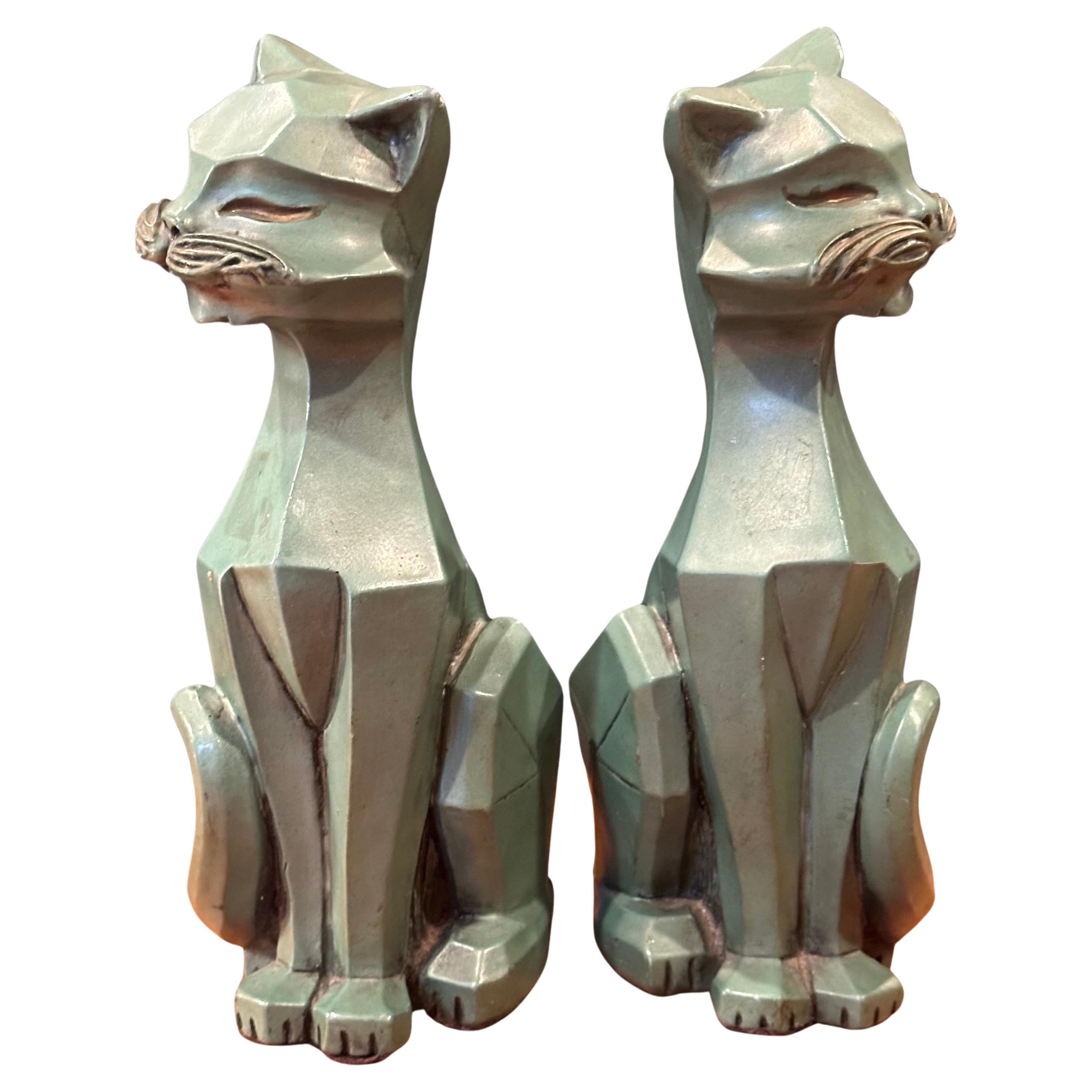 Coppia di sculture cubiste di gatti MCM di Universal Statuary Corp., circa 1960. Sono in condizioni originali con una bella patina e alcune piccole ammaccature (vedi foto); la coppia misura 10,5