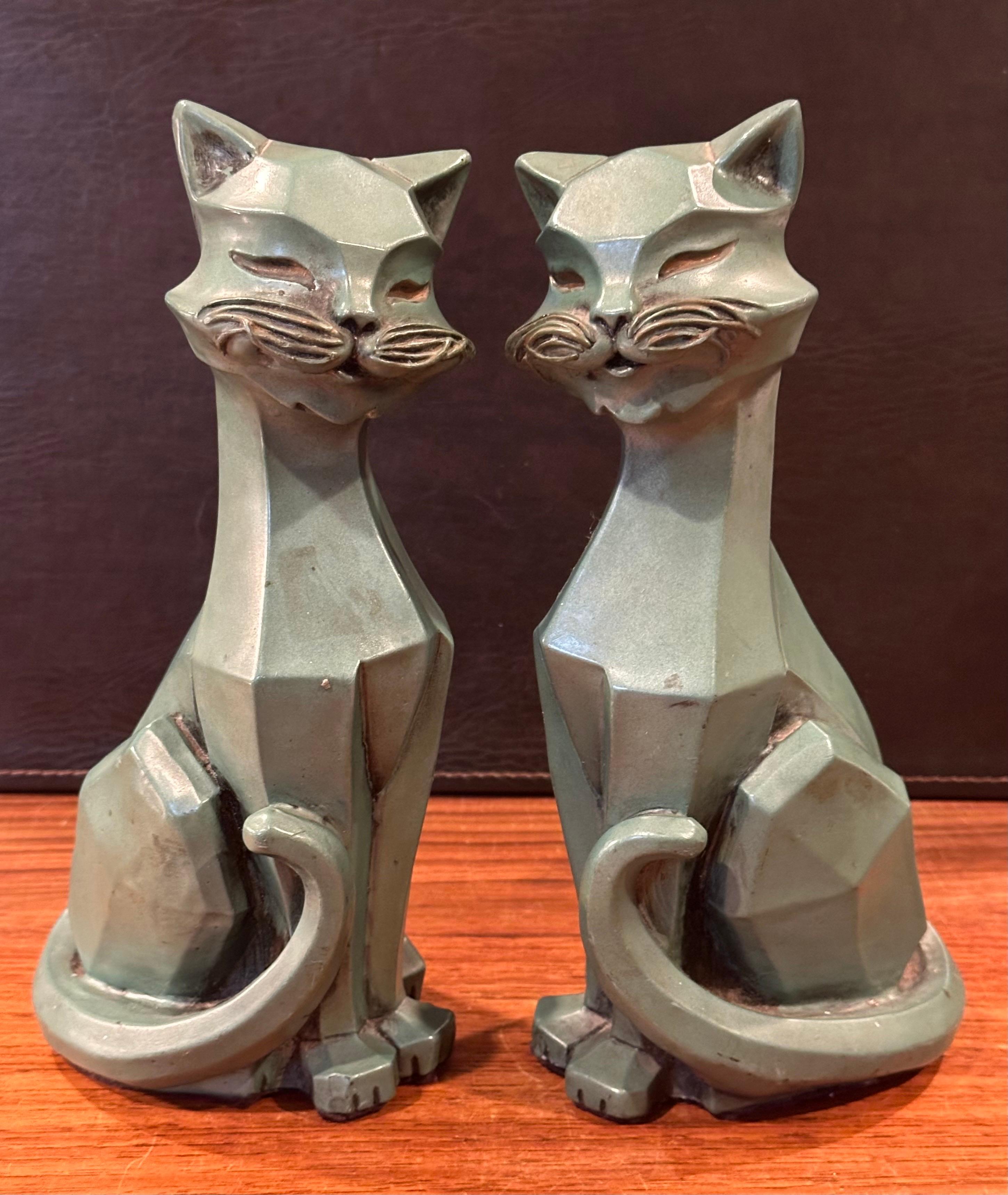 Coppia di sculture di gatti cubisti MCM di Universal Statuary Corp. In condizioni buone in vendita a San Diego, CA