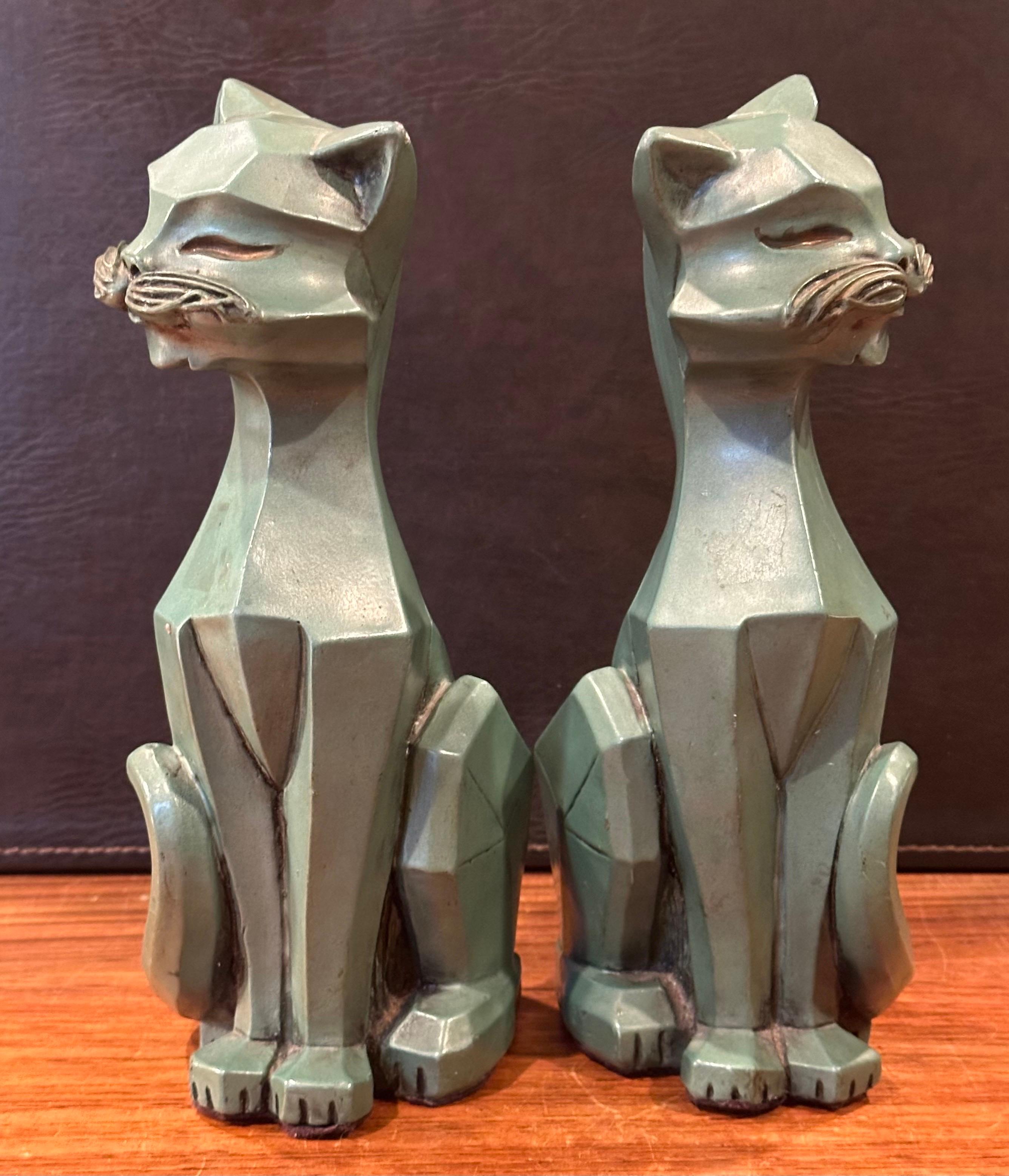 XX secolo Coppia di sculture di gatti cubisti MCM di Universal Statuary Corp. in vendita