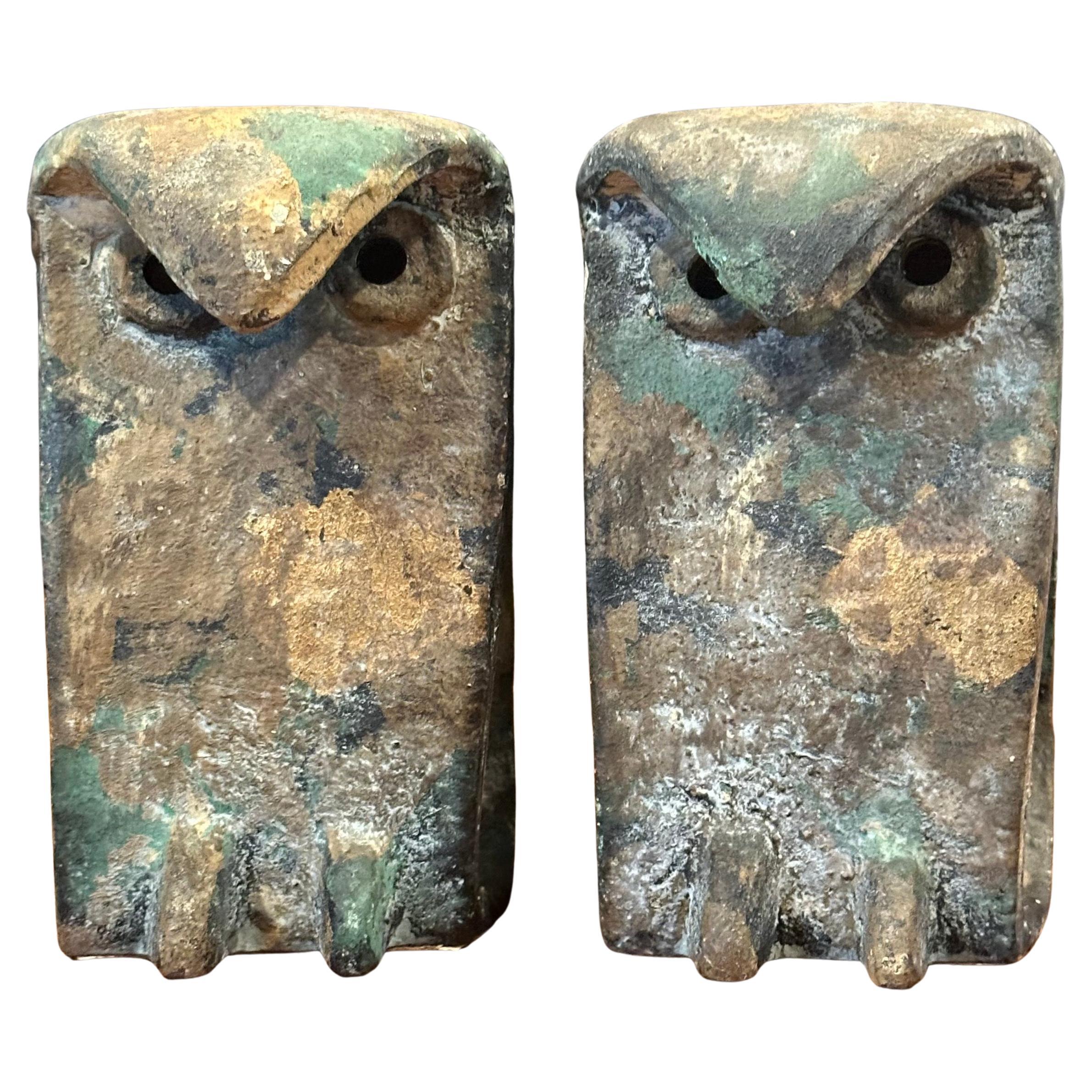Cool and rare pair of MCM brutalist style forged iron owl bookends in the style of Isamu Noguchi, circa 1950s. The bookends are heavy and solid with with a great patina and original felt on the underside (with 