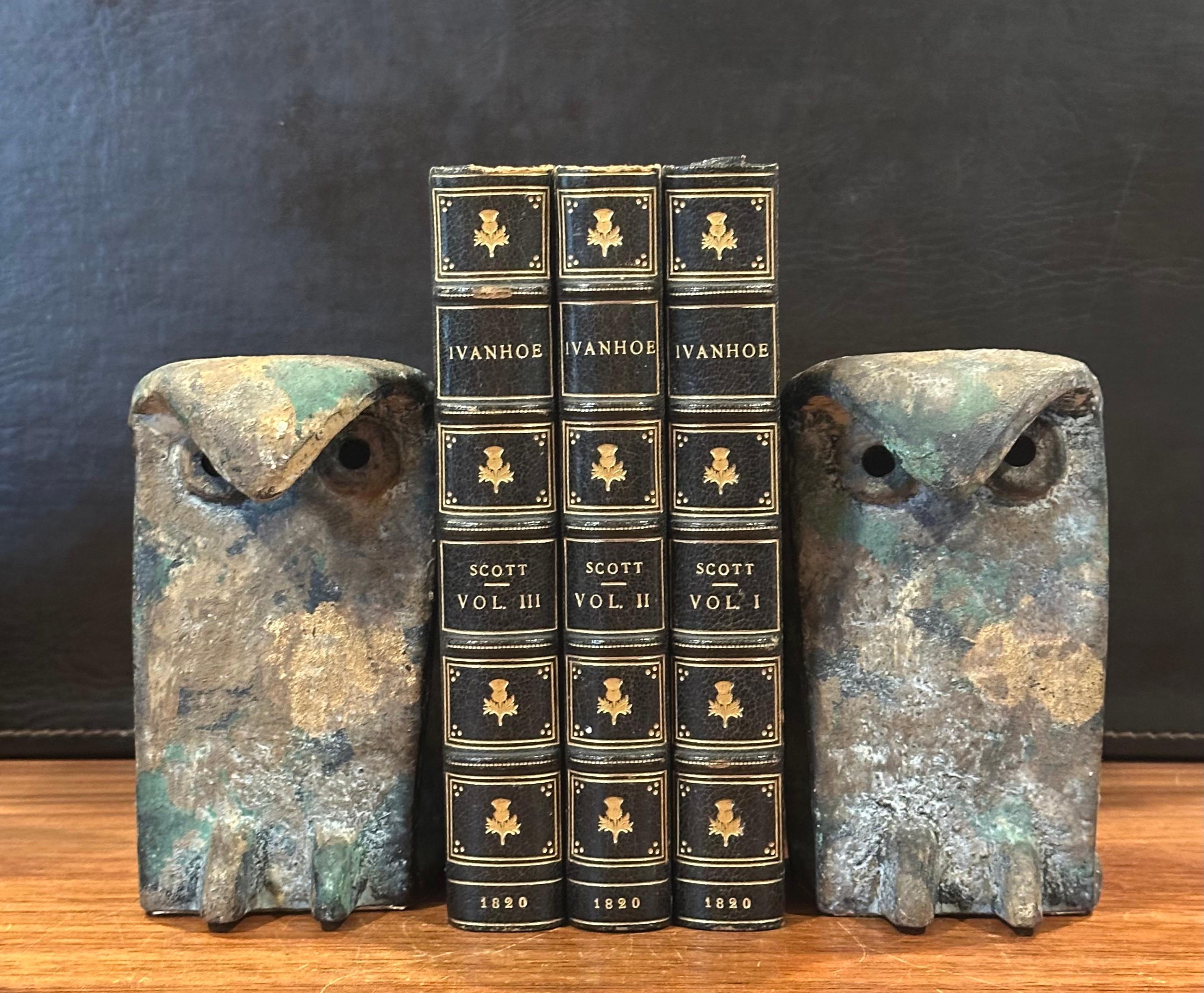 Pair of MCM Forged Iron Brutalist Owl Bookends In the Style of Isamu Noguchi For Sale 1
