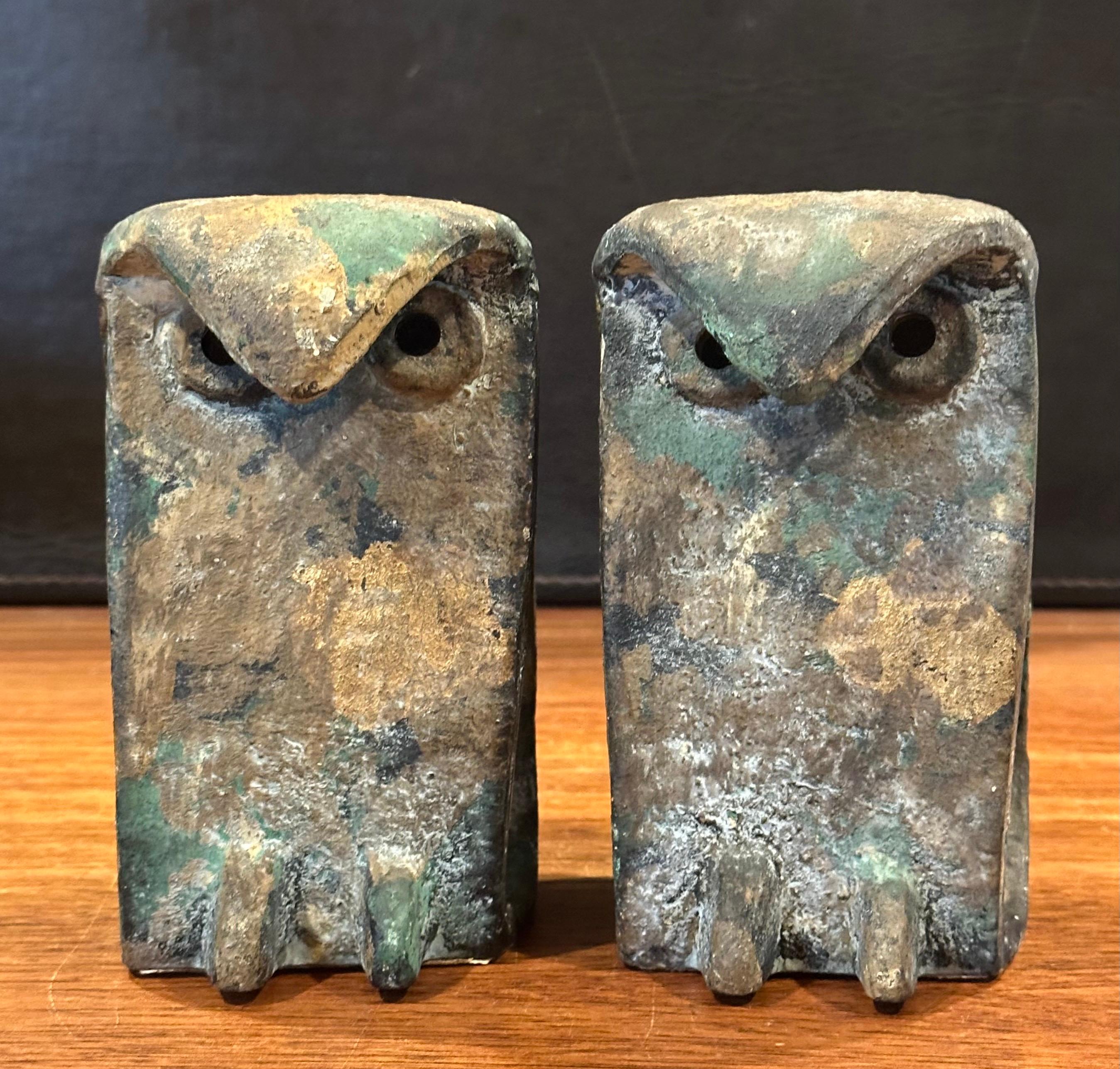 Pair of MCM Forged Iron Brutalist Owl Bookends In the Style of Isamu Noguchi For Sale 3