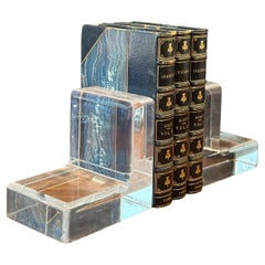 Paire de serre-livres MCM en forme de « L » en Lucite