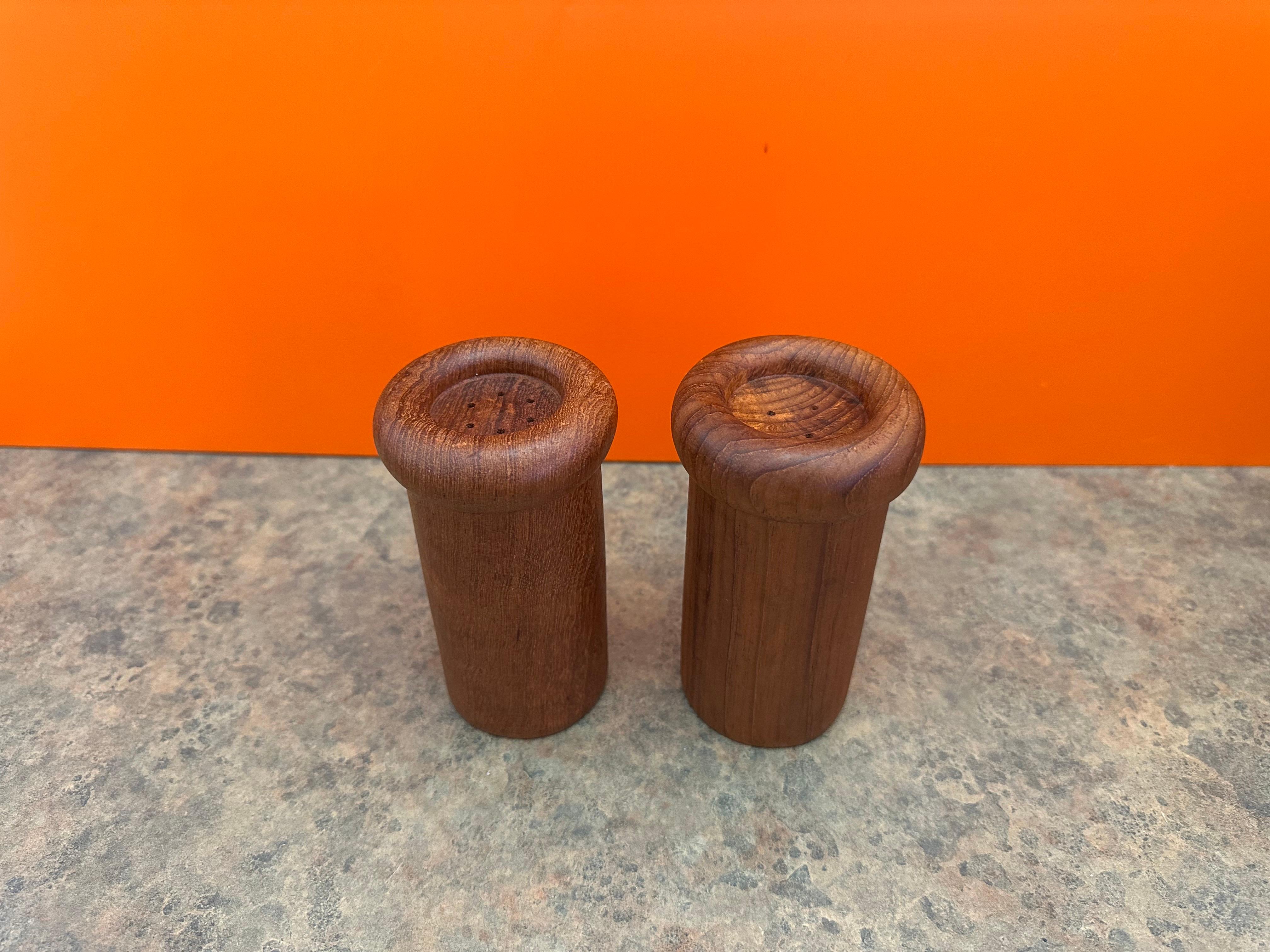 Paar MCM Minimalist handgeschnitzte Salz- und Pfefferstreuer aus Teakholz im Angebot 4