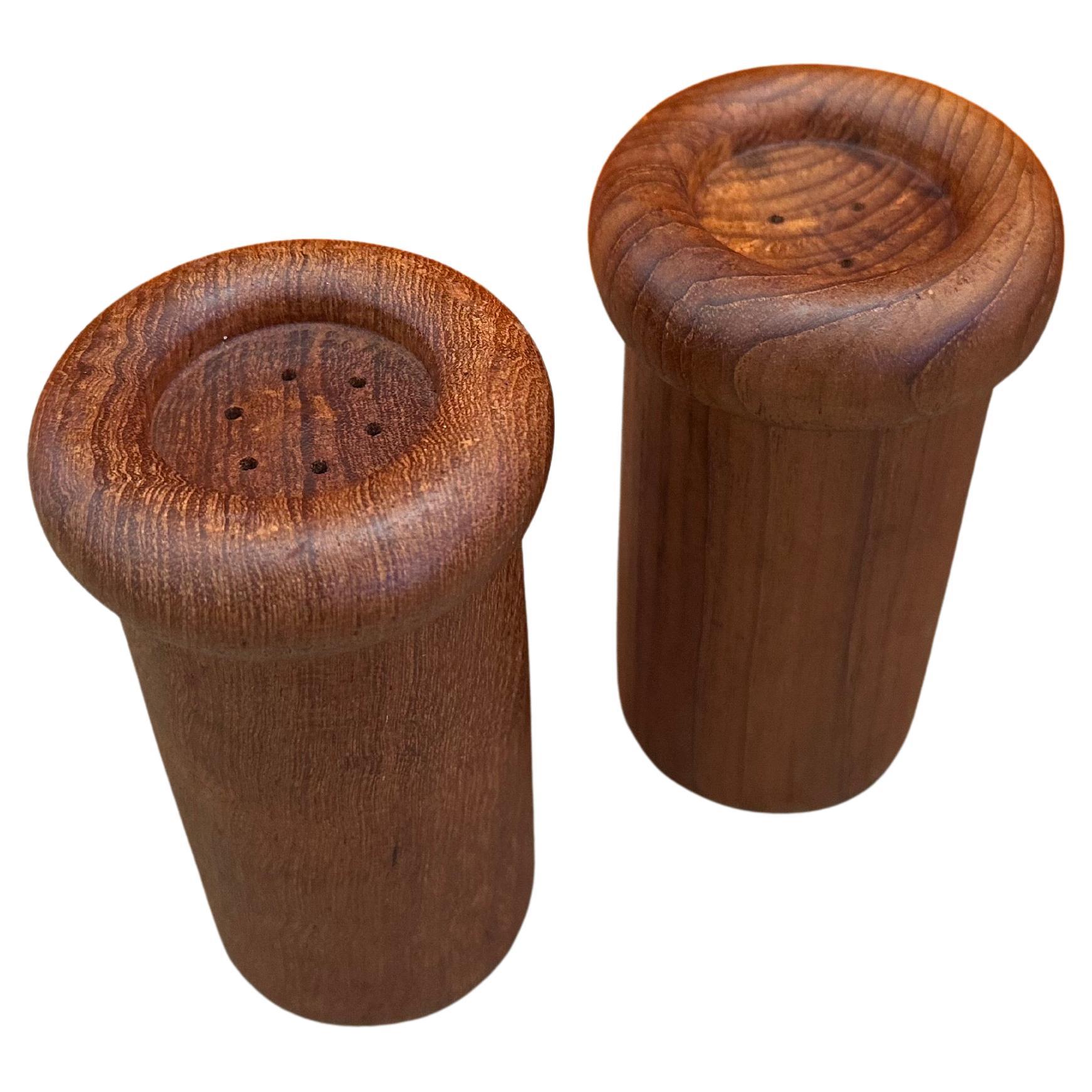 Paar MCM Minimalist handgeschnitzte Salz- und Pfefferstreuer aus Teakholz im Angebot 5