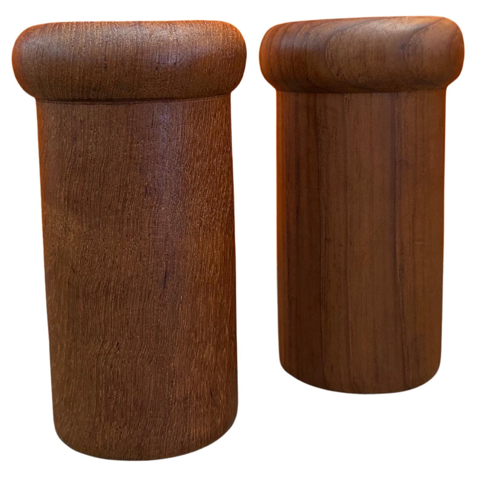 Paar MCM Minimalist handgeschnitzte Salz- und Pfefferstreuer aus Teakholz, ca. 1970er Jahre. Dieses Paar Mid-Century Modern Teakholz Salz- und Pfefferstreuer sind in gutem Vintage-Zustand ohne Kratzer oder Chips und messen etwa 5 