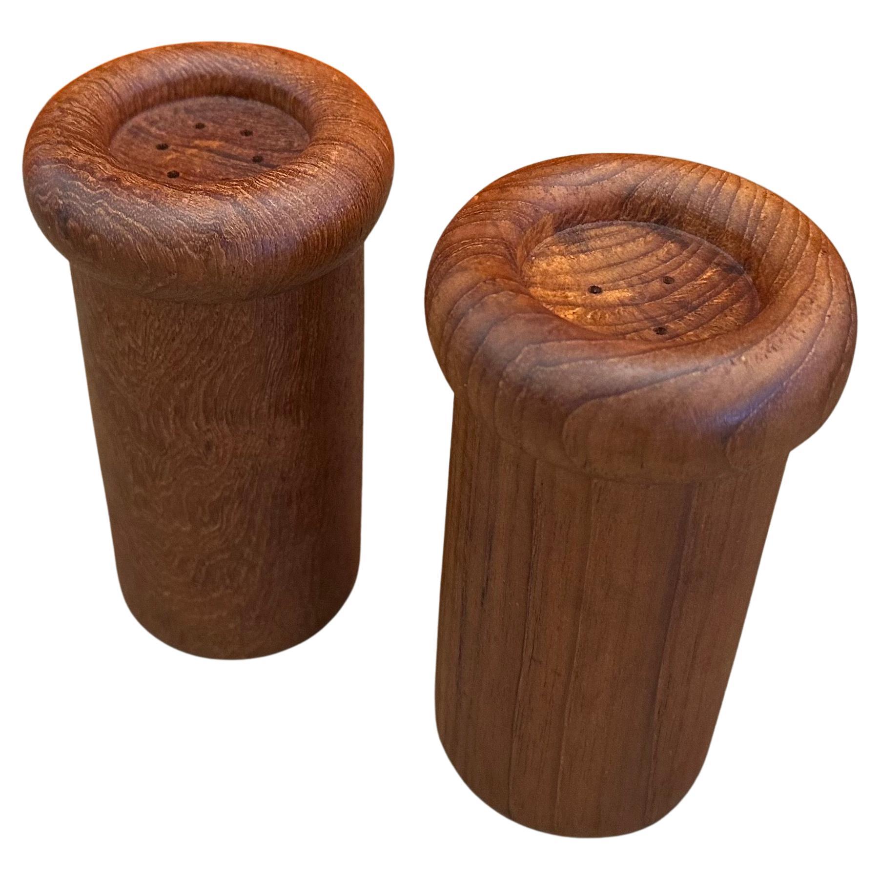 Paar MCM Minimalist handgeschnitzte Salz- und Pfefferstreuer aus Teakholz (Moderne der Mitte des Jahrhunderts) im Angebot