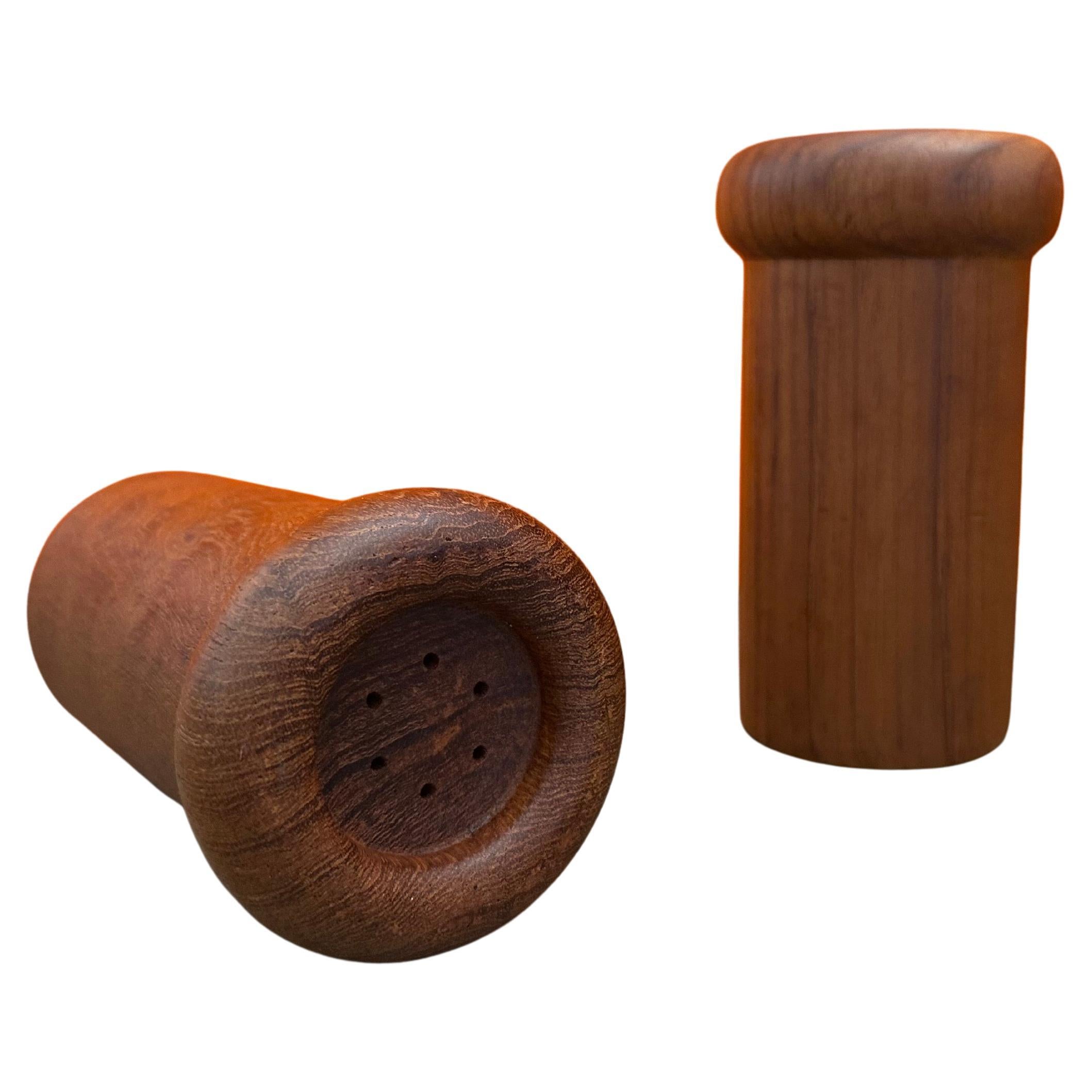 Paar MCM Minimalist handgeschnitzte Salz- und Pfefferstreuer aus Teakholz (Handgeschnitzt) im Angebot