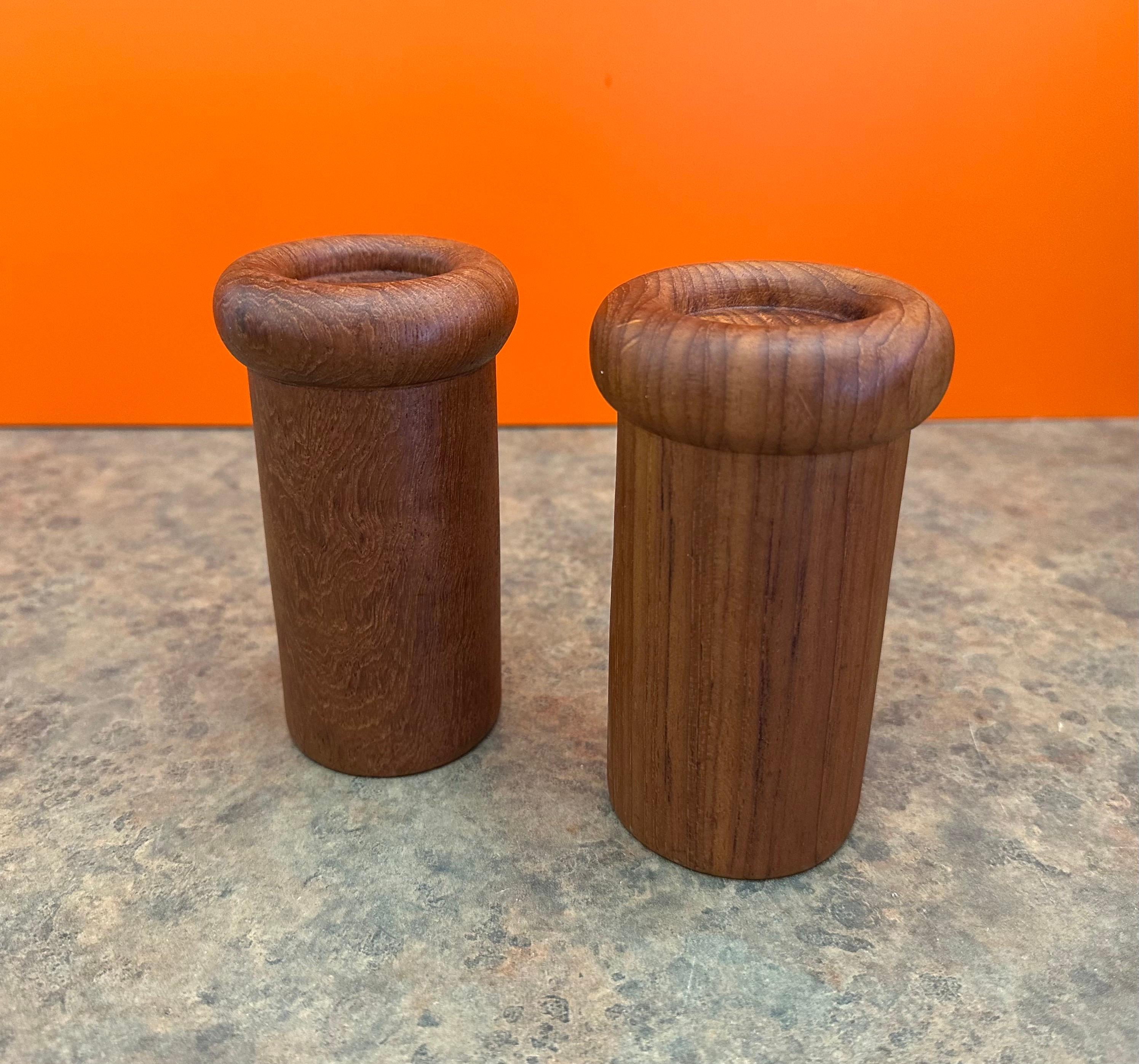 Paar MCM Minimalist handgeschnitzte Salz- und Pfefferstreuer aus Teakholz im Angebot 1