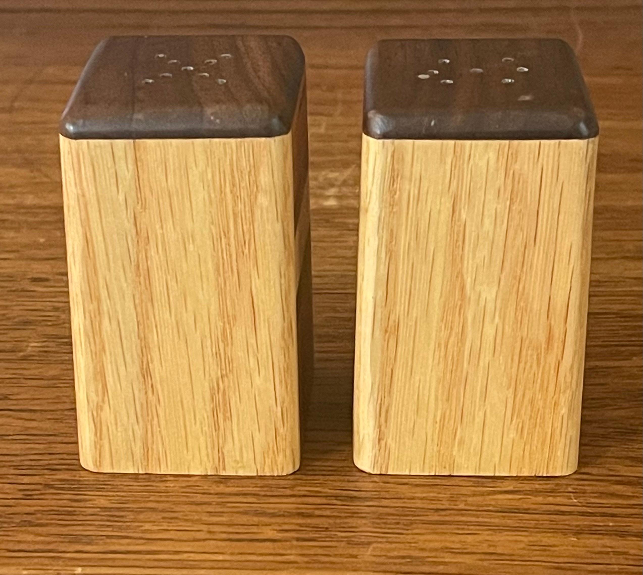 Pareja de Saleros y Pimenteros de Maderas Mixtas MCM siglo XX en venta