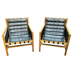 Paar MCM-Sessel aus Eiche und Leder