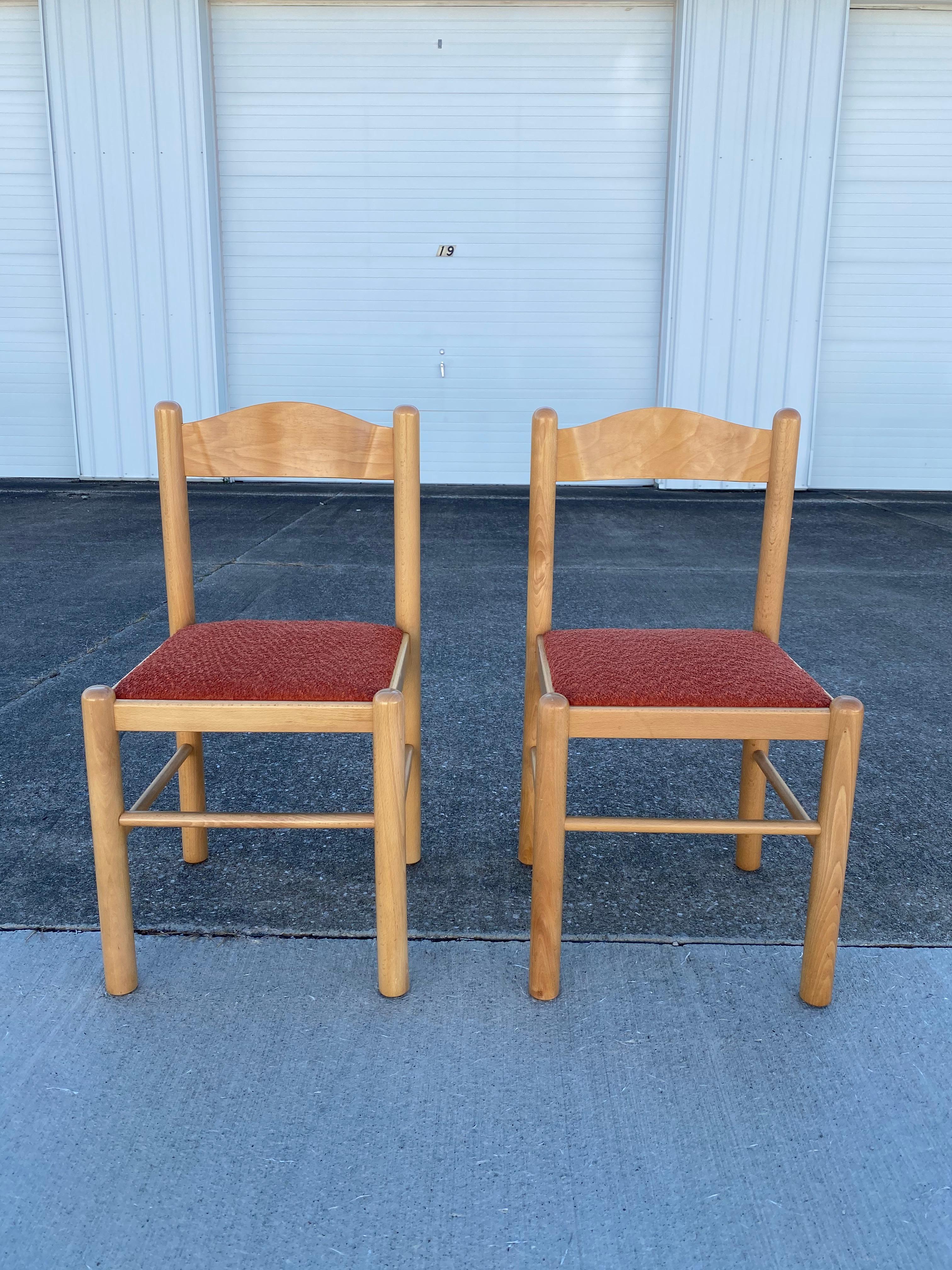 Paire de chaises de salle à manger en bois blond de Beachwood, dans le style de Vico Magistretti. Professionnellement retapissé dans une boucle orange performante. Ce nouveau tissu fait ressortir la magnifique couleur du bois. Si vous regardez les