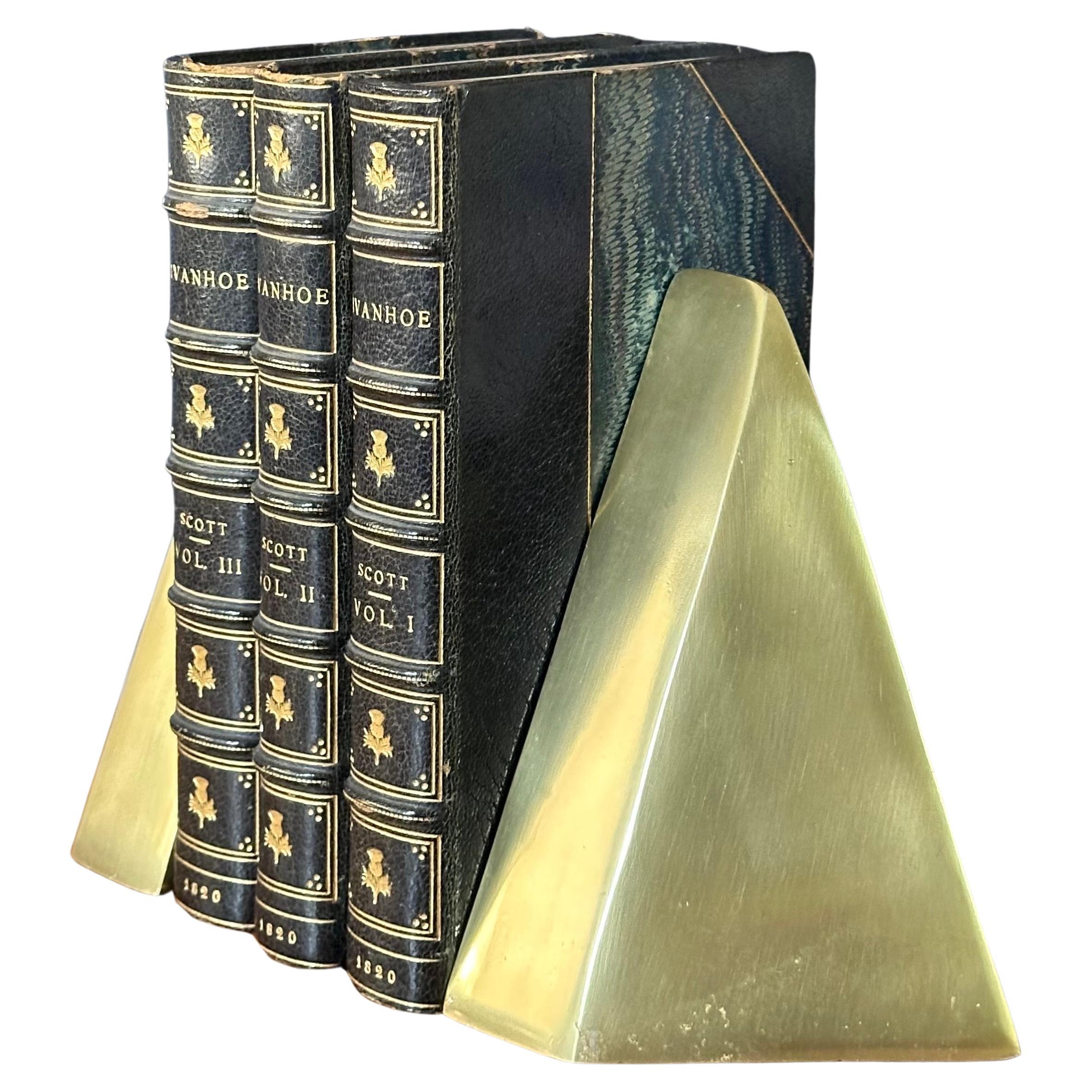 Coppia di reggilibri scultorei in ottone MCM nello stile di William Macowski in vendita 10