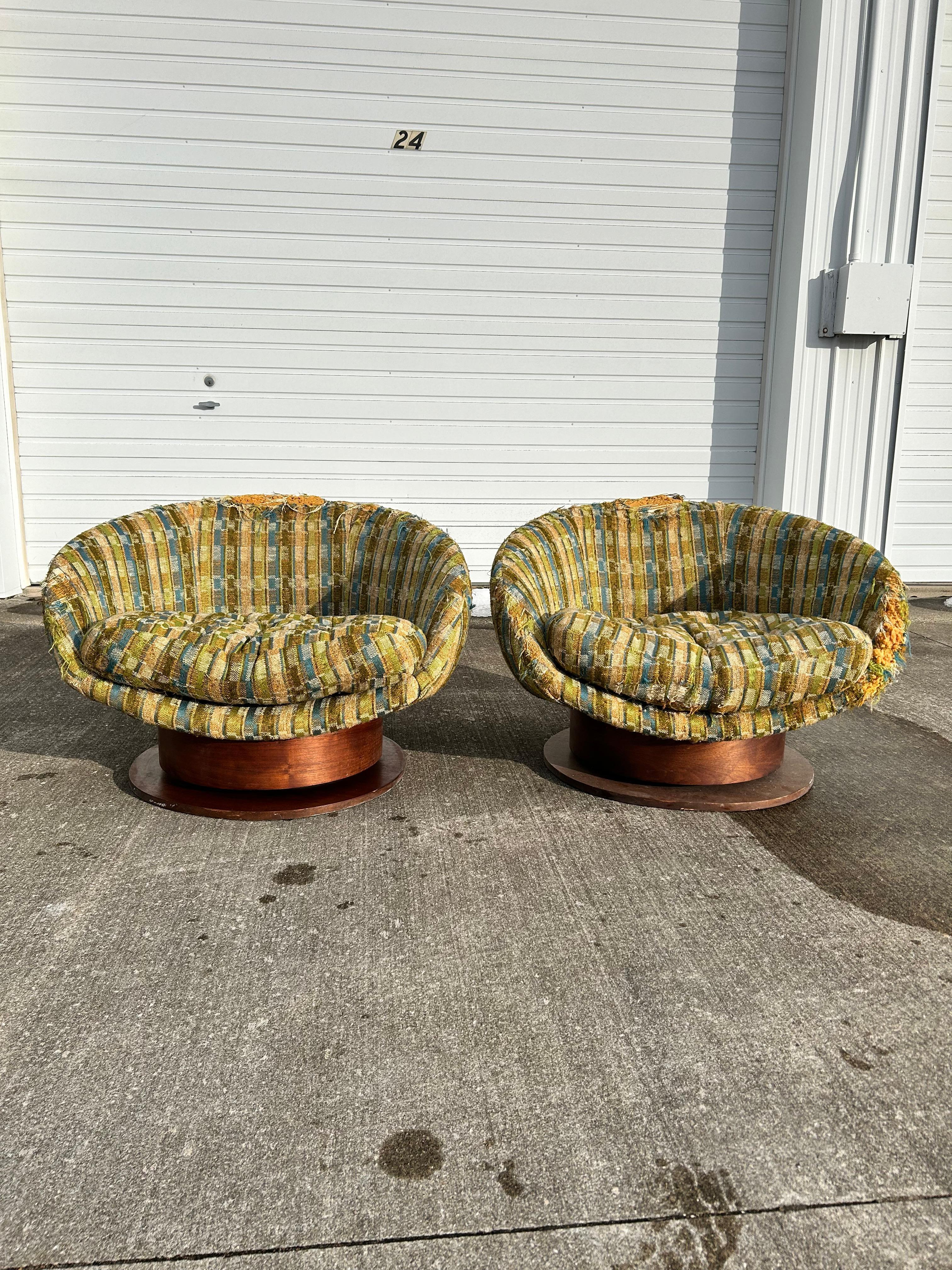 Mid-Century Modern Pair of Mcm Swivel Egg Chairs