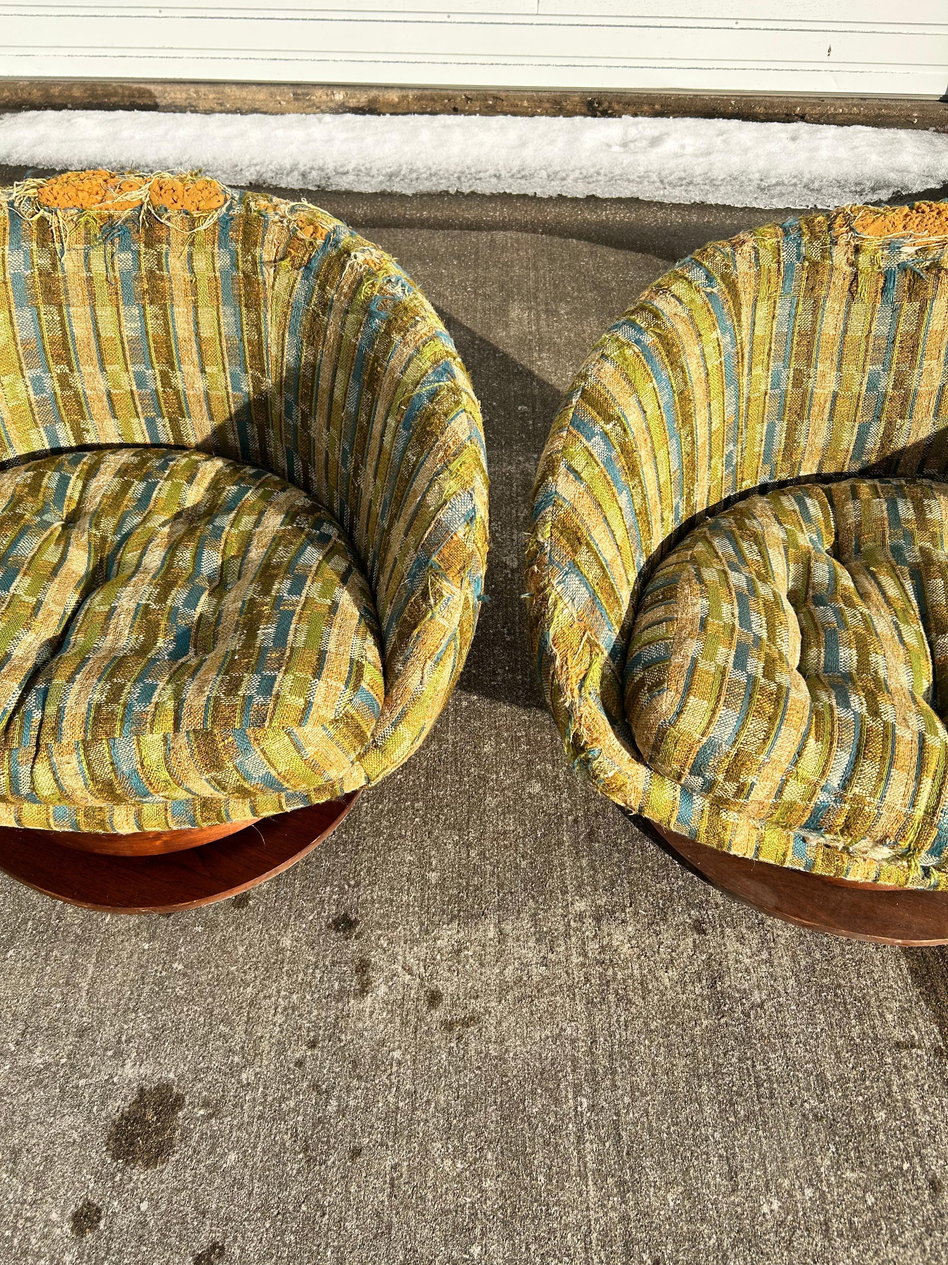 Pair of Mcm Swivel Egg Chairs In Good Condition In Medina, OH