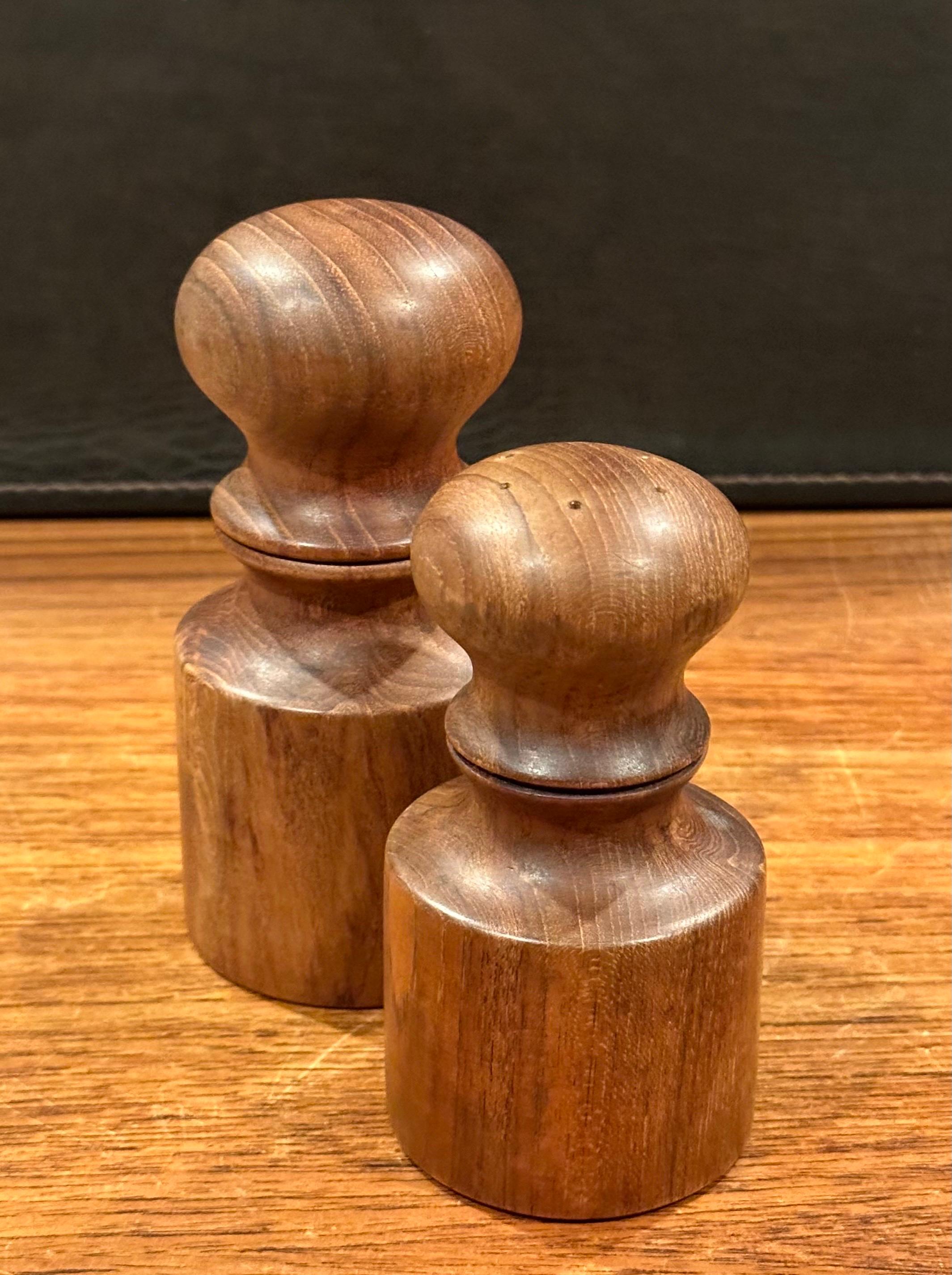 Pair of MCM Teak Salt and Pepper Shakers by Jens Quistgaard for Dansk In Good Condition For Sale In San Diego, CA