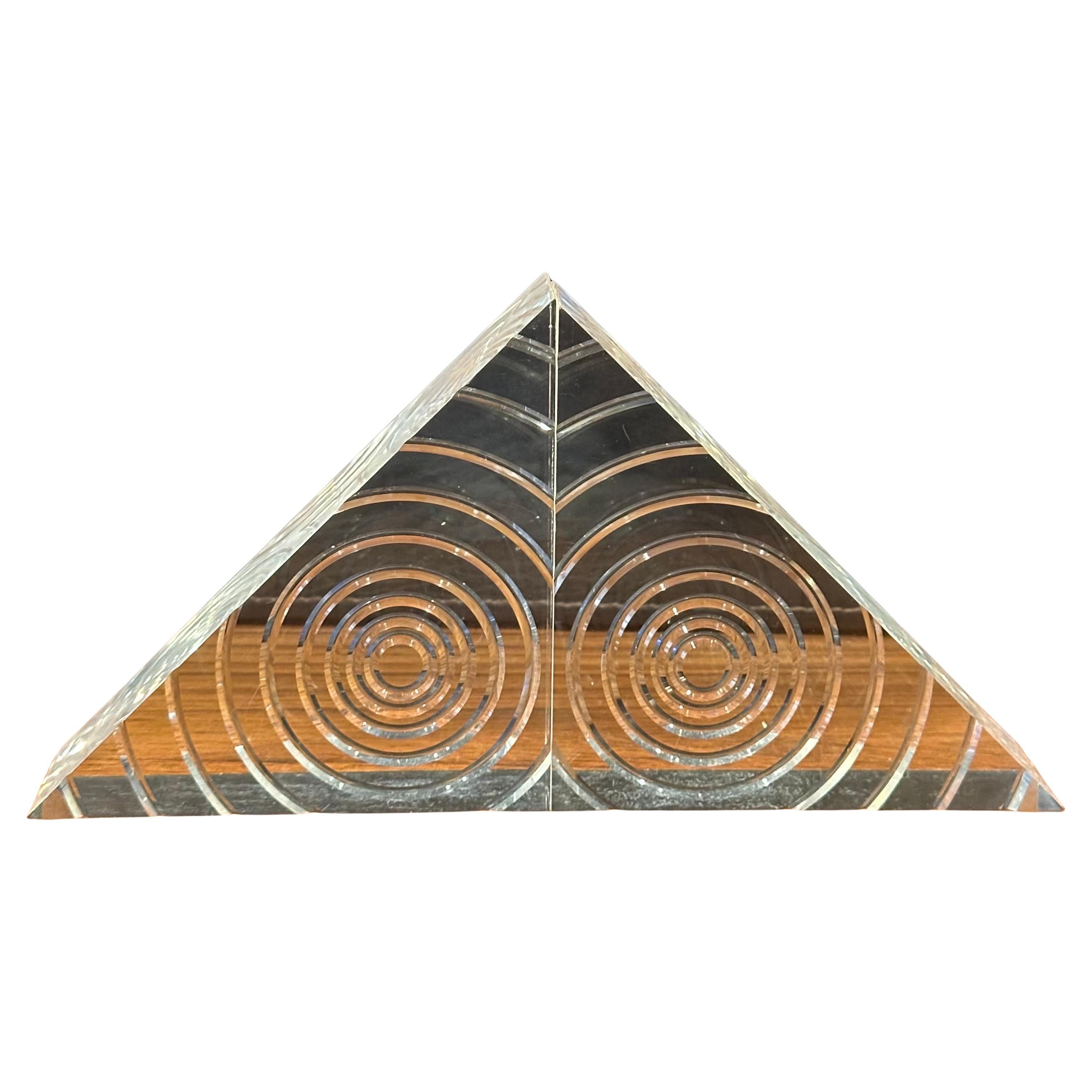 Américain Paire de serre-livres triangulaires en lucite avec spirales de MCM par Herb Ritts pour Astrolite en vente