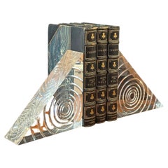 Coppia di reggilibri in lucite a triangolo MCM con spirali di Herb Ritts per Astrolite