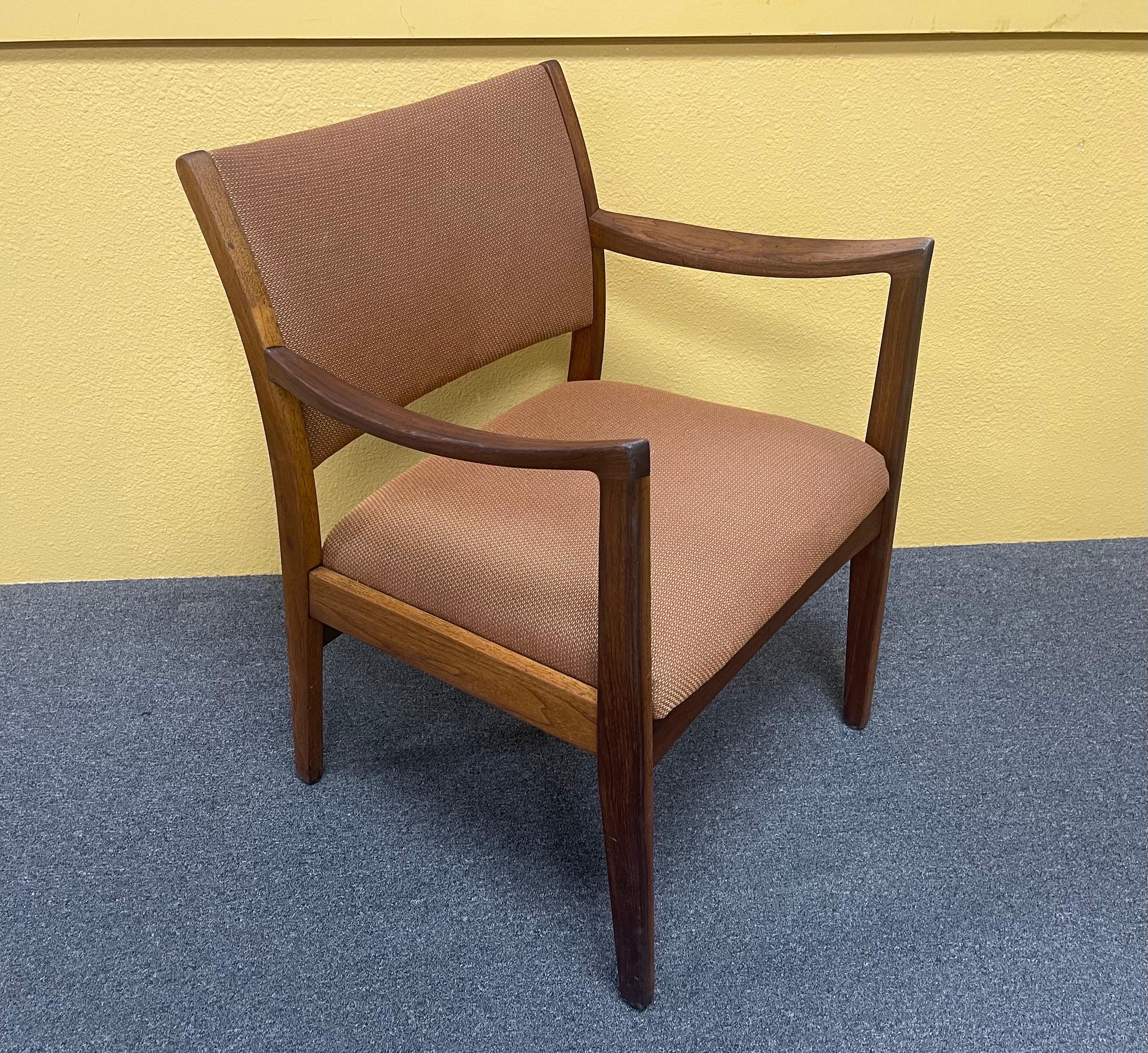 20ième siècle Paire de fauteuils MCM en noyer par Johnson Furniture Company dans le style de Risom en vente