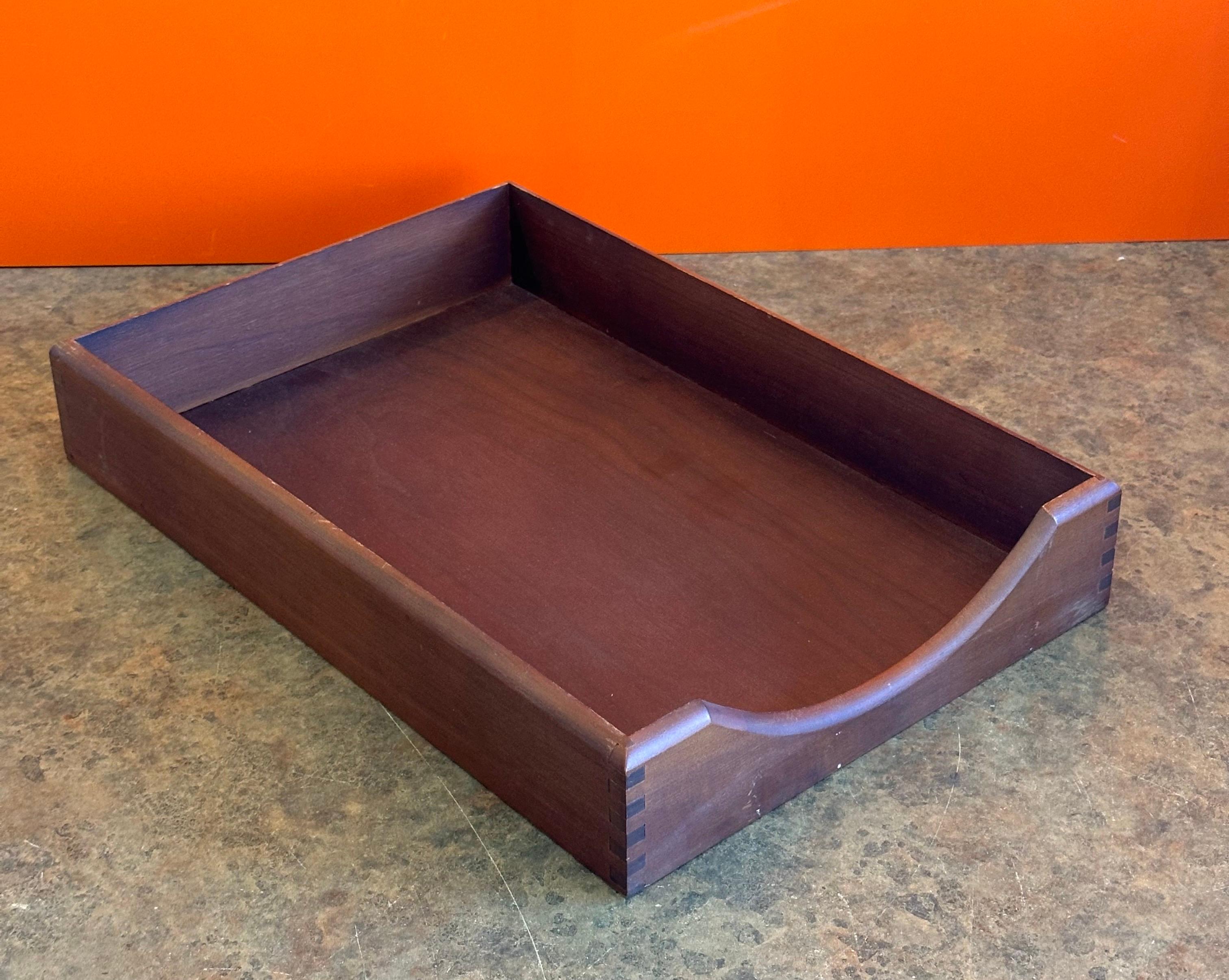 Paar MCM-Brieftabletts aus Nussbaumholz von Carver Wood Products im Angebot 4