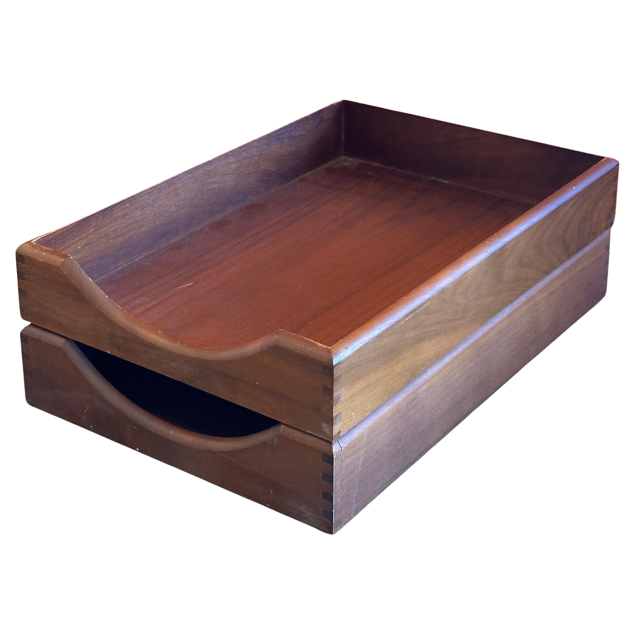 Paar MCM-Brieftabletts aus Nussbaumholz von Carver Wood Products (Moderne der Mitte des Jahrhunderts) im Angebot
