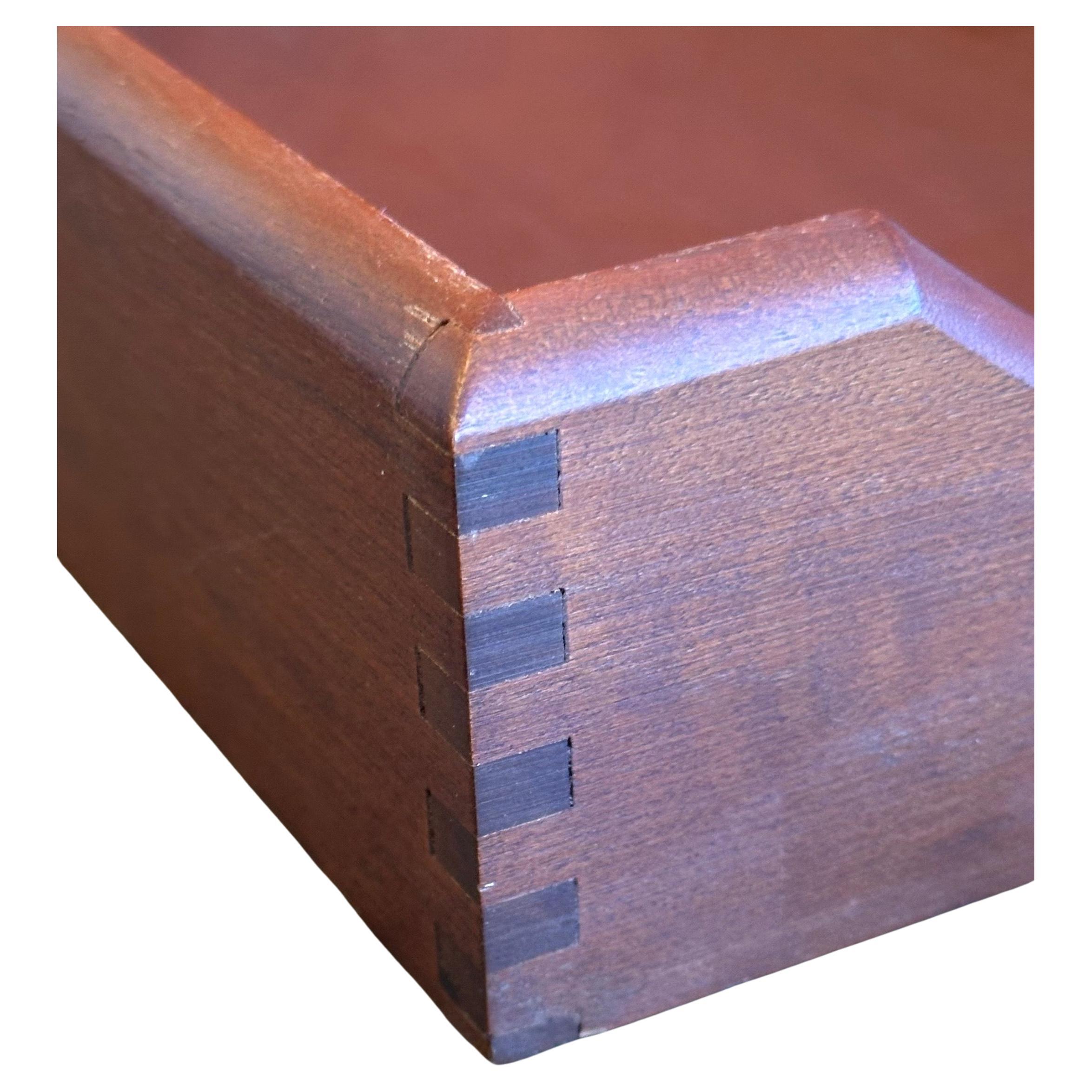 Paar MCM-Brieftabletts aus Nussbaumholz von Carver Wood Products (amerikanisch) im Angebot