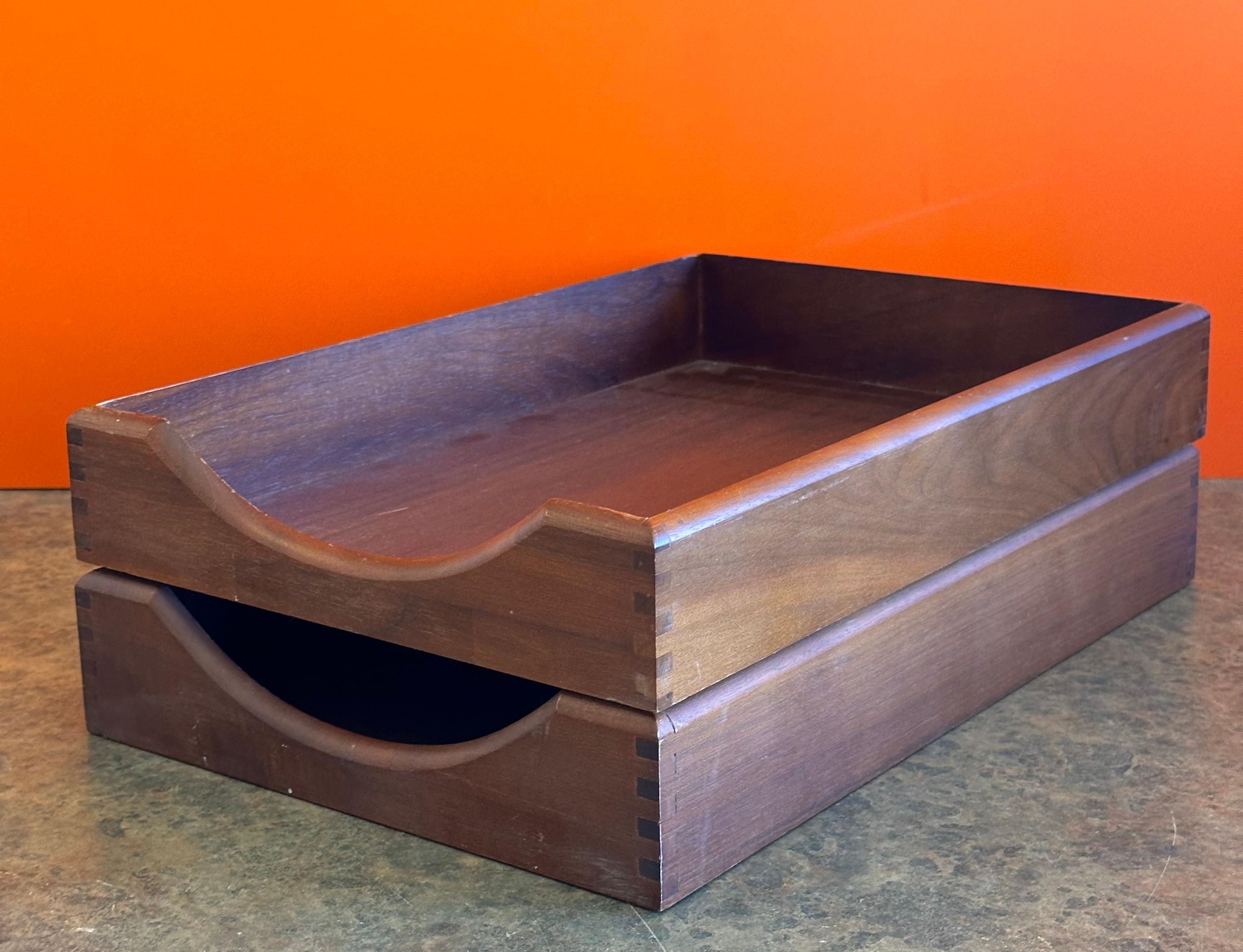 Paar MCM-Brieftabletts aus Nussbaumholz von Carver Wood Products im Zustand „Gut“ im Angebot in San Diego, CA