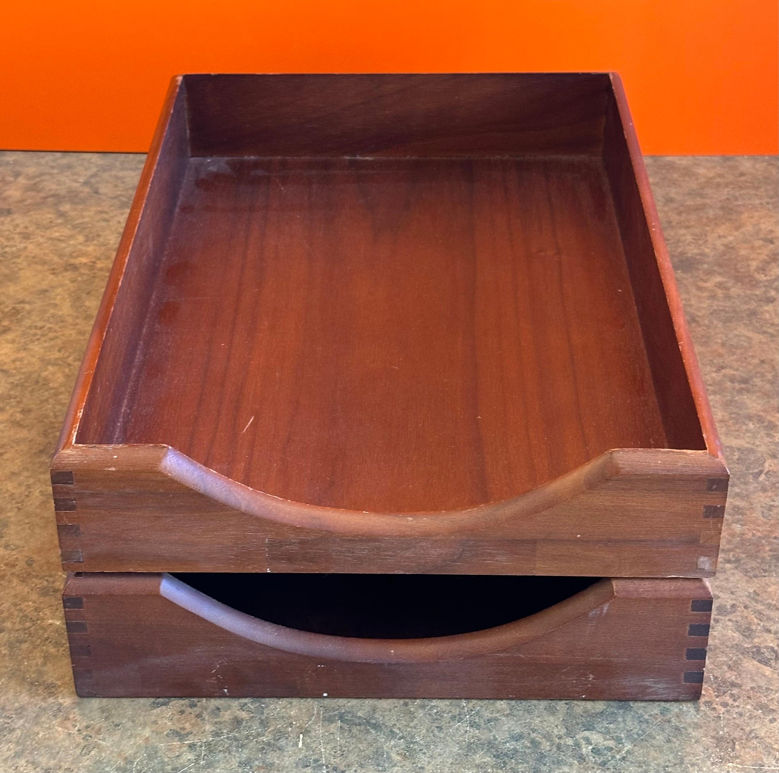Paar MCM-Brieftabletts aus Nussbaumholz von Carver Wood Products (20. Jahrhundert) im Angebot