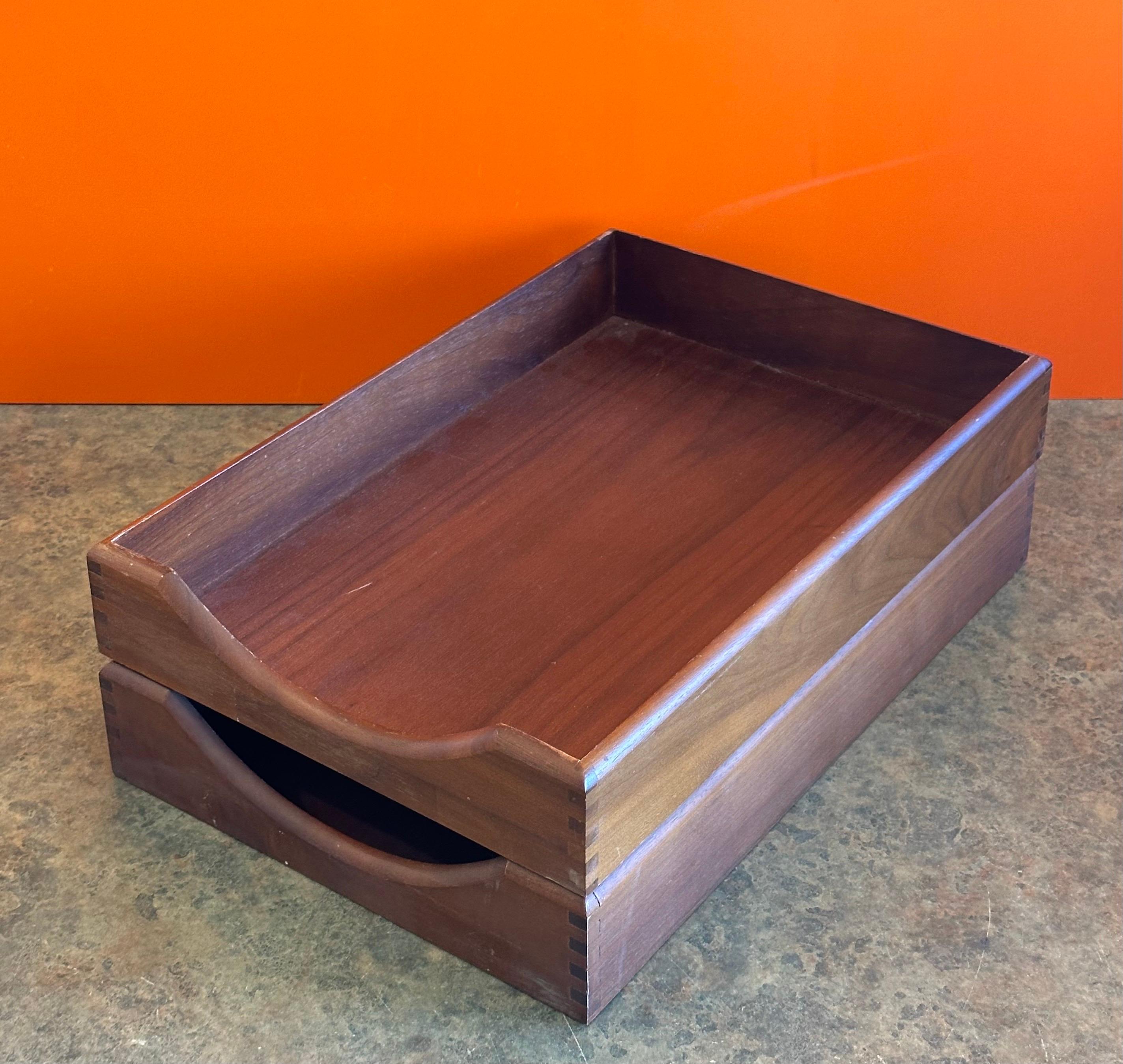 Paar MCM-Brieftabletts aus Nussbaumholz von Carver Wood Products im Angebot 1