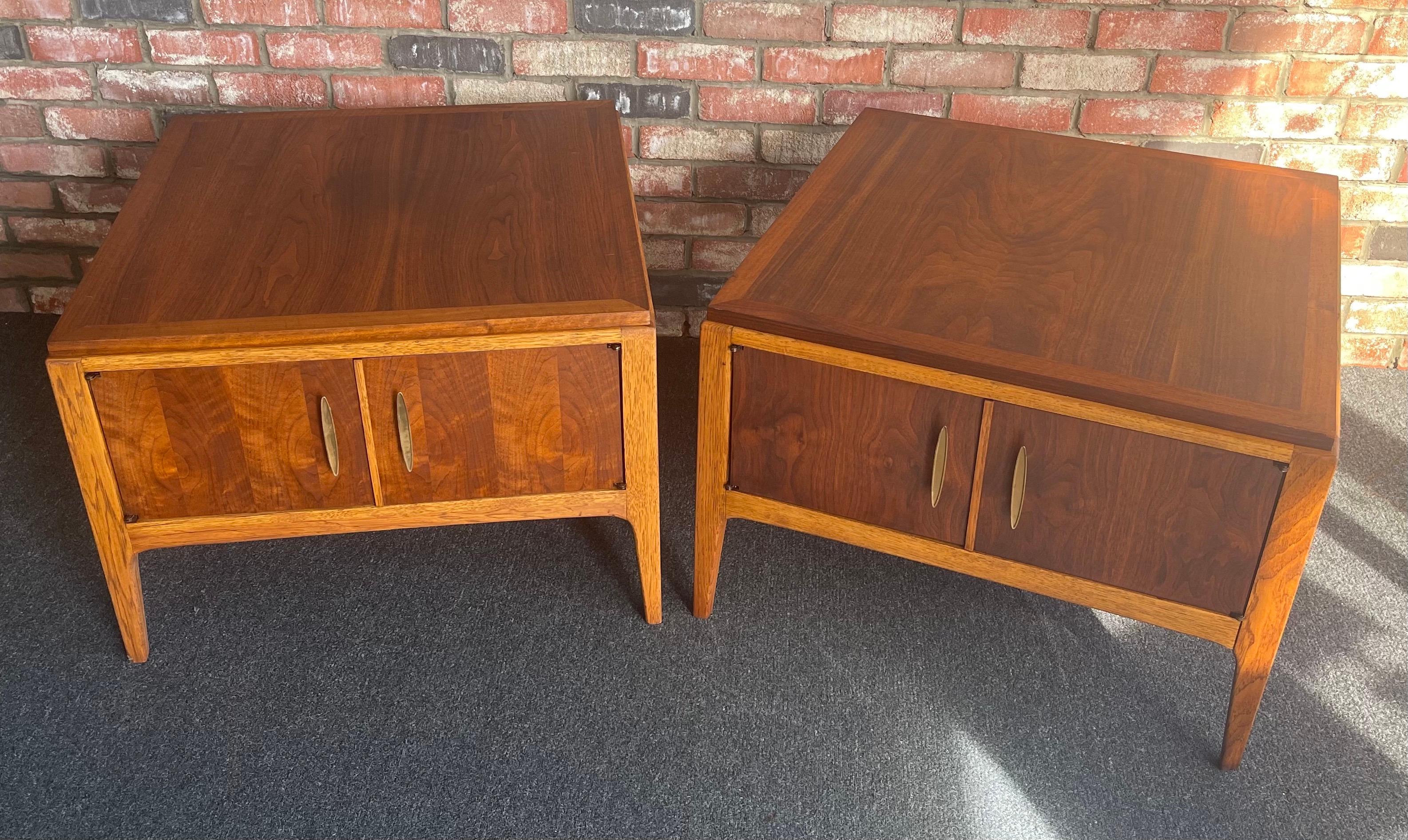 Ein Paar Beistelltische aus der MCM-Serie „Rhythm“ aus Nussbaumholz von Paul McCobb für Lane Furniture im Angebot 5