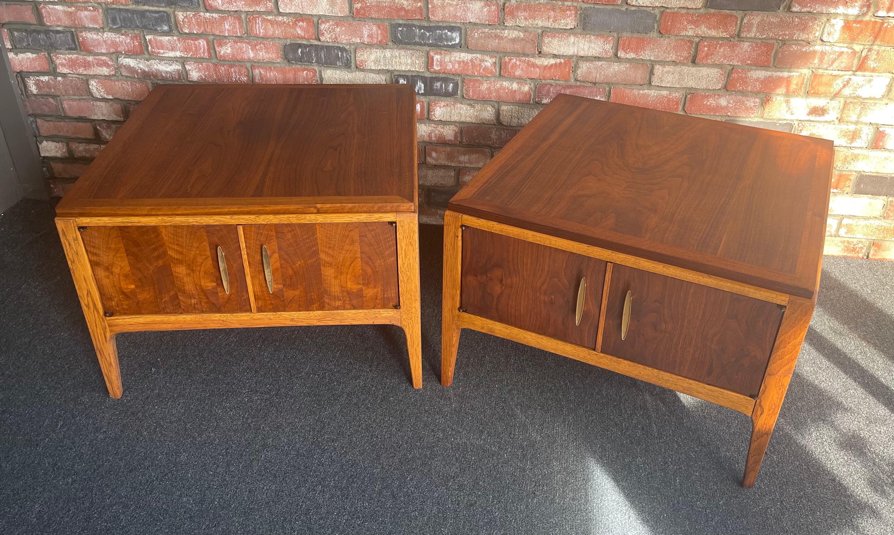 Ein Paar Beistelltische aus der MCM-Serie „Rhythm“ aus Nussbaumholz von Paul McCobb für Lane Furniture (Moderne der Mitte des Jahrhunderts) im Angebot