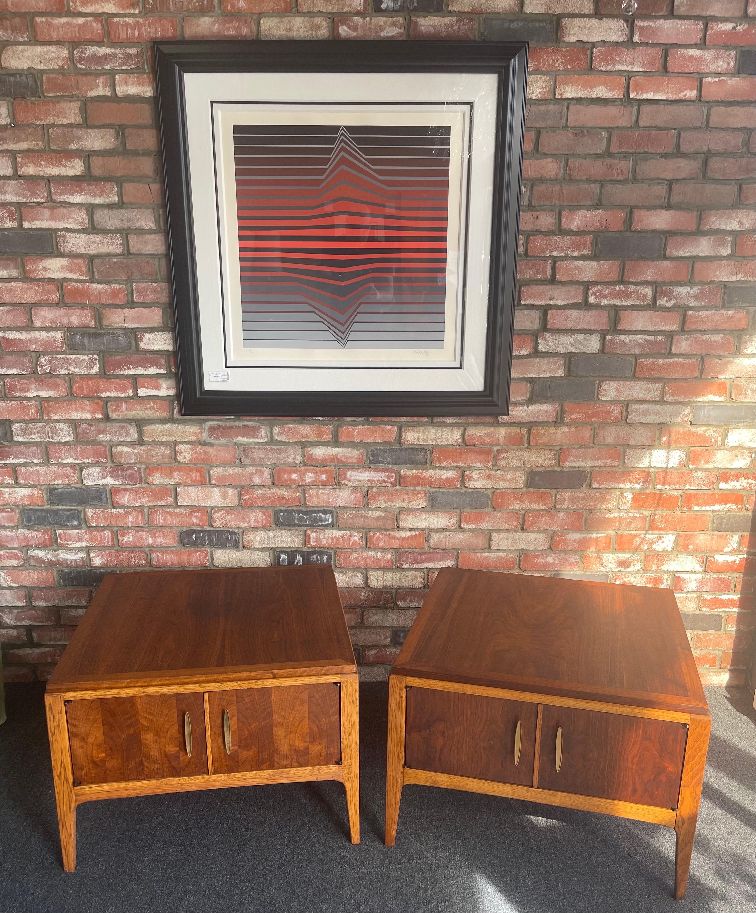 Ein Paar Beistelltische aus der MCM-Serie „Rhythm“ aus Nussbaumholz von Paul McCobb für Lane Furniture (amerikanisch) im Angebot