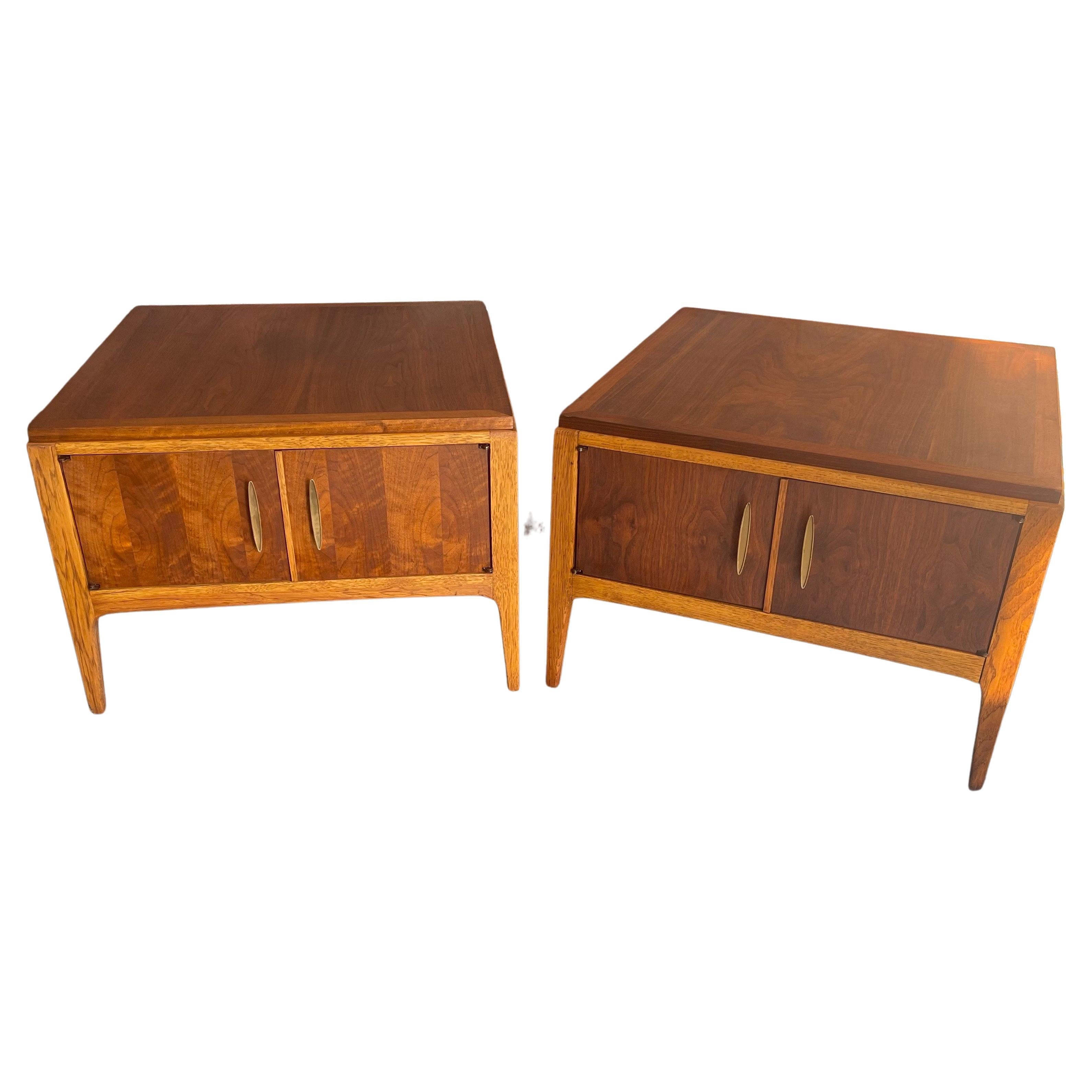 Ein Paar Beistelltische aus der MCM-Serie „Rhythm“ aus Nussbaumholz von Paul McCobb für Lane Furniture im Angebot