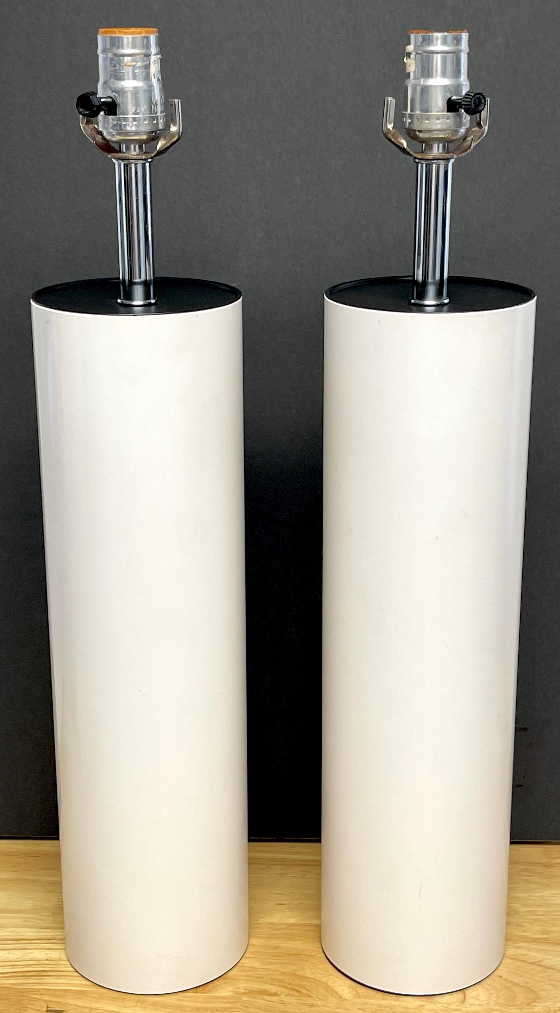 Paar MCM Walter von Nessen hohe weiß emaillierte Säulenlampen
Minimalistisches Design mit einem Durchmesser von 4,5 Zoll und einer Höhe von 16 Zoll bis zur Spitze der Säule und 22 Zoll bis zur Spitze des Sockels.
Die Lampen sind neu verkabelt.
 