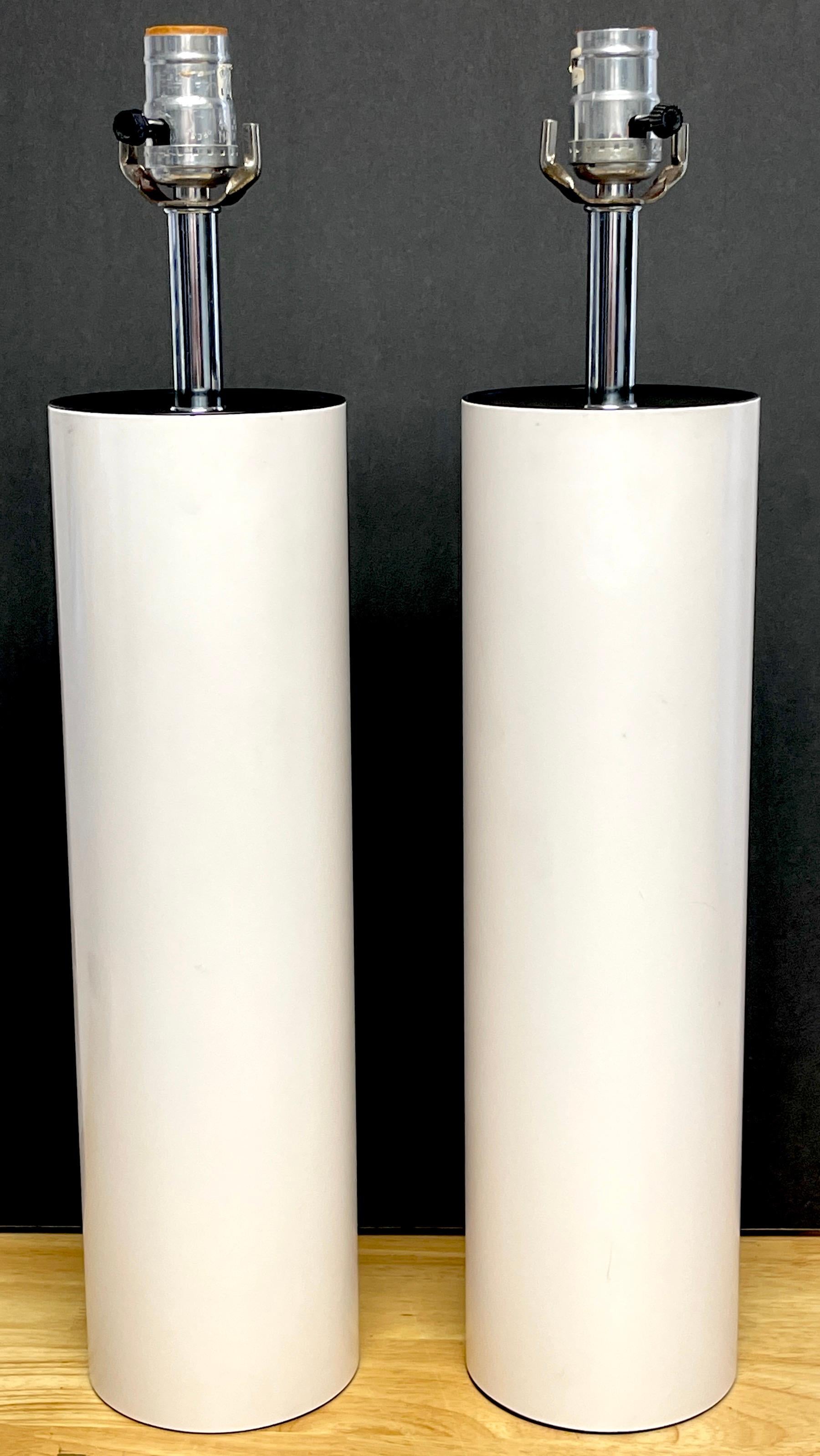 Ein Paar hohe weiß emaillierte Säulenlampen, MCM Walter Von Nessen (Moderne der Mitte des Jahrhunderts) im Angebot