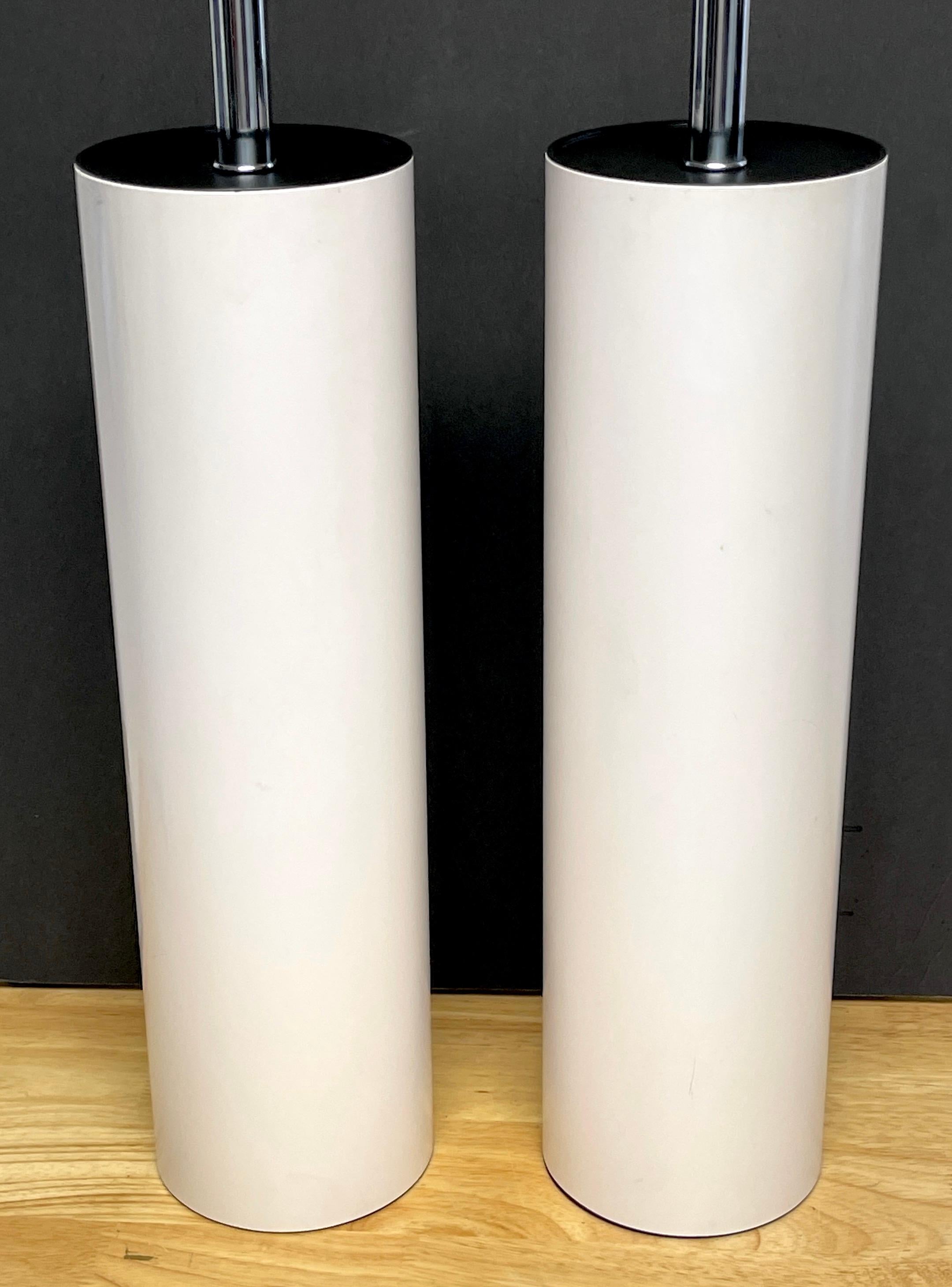 Ein Paar hohe weiß emaillierte Säulenlampen, MCM Walter Von Nessen (amerikanisch) im Angebot