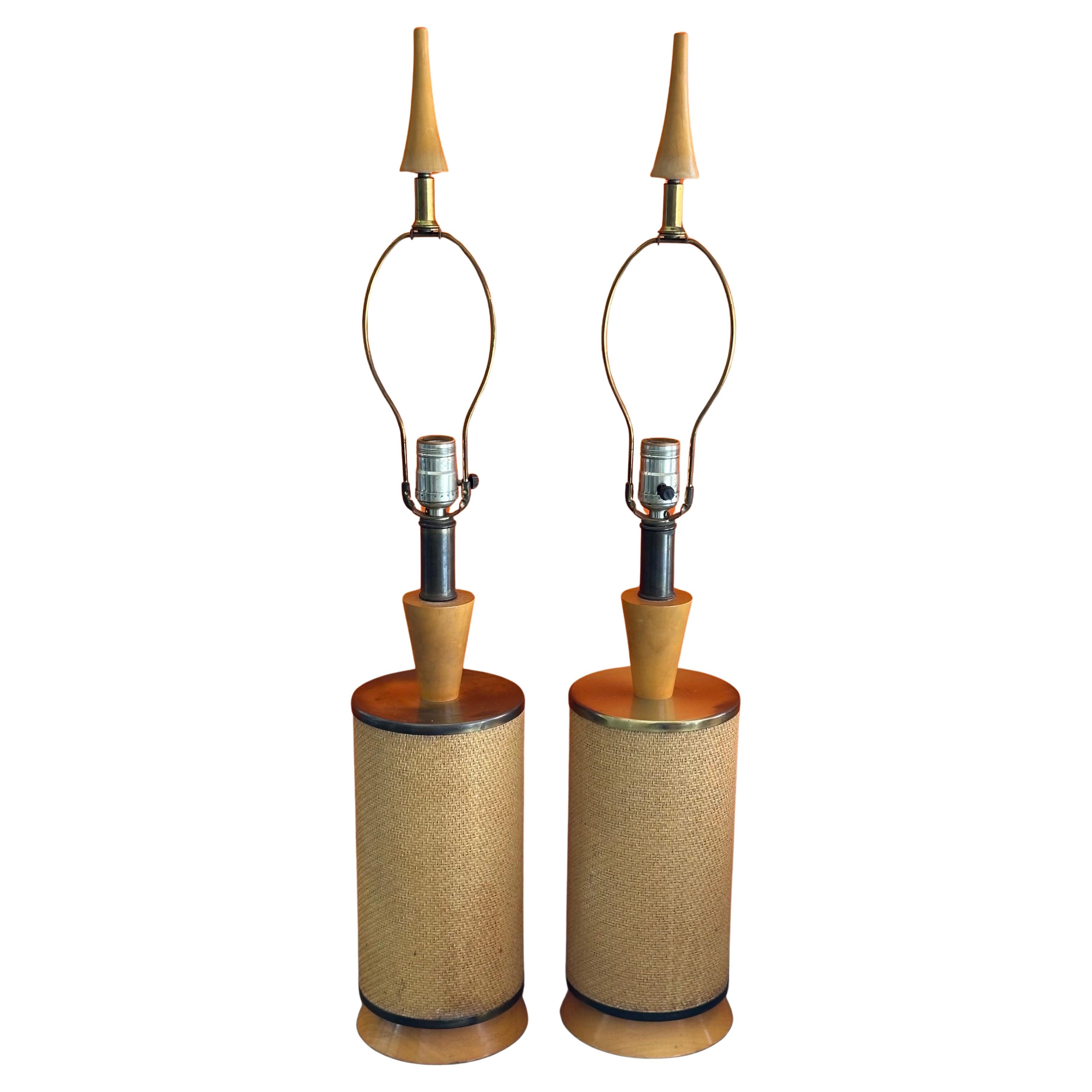 Mid-Century Modern Paire de lampes de table en rotin tressé MCM en vente