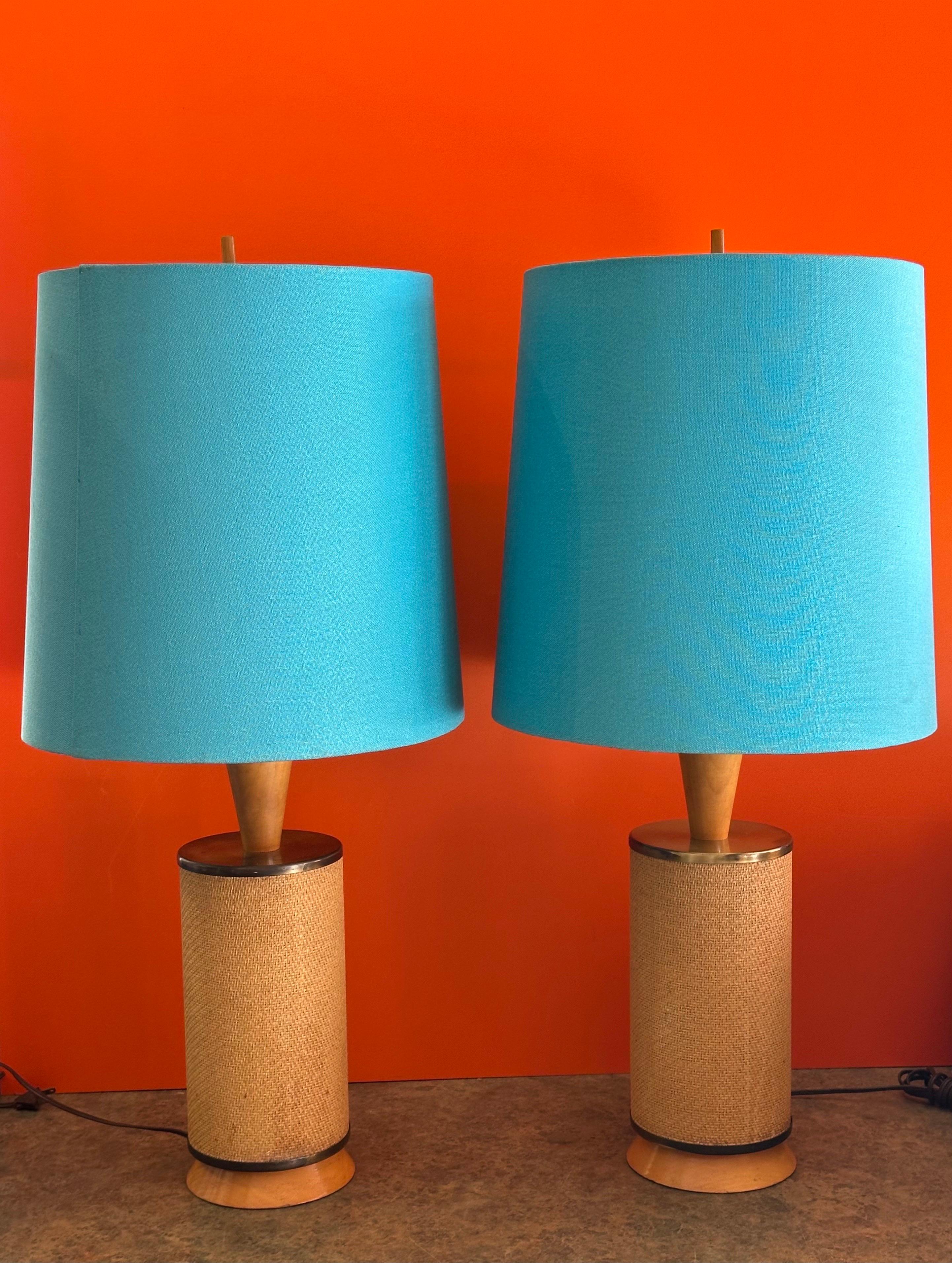 Paire de lampes de table en rotin tressé MCM Bon état - En vente à San Diego, CA