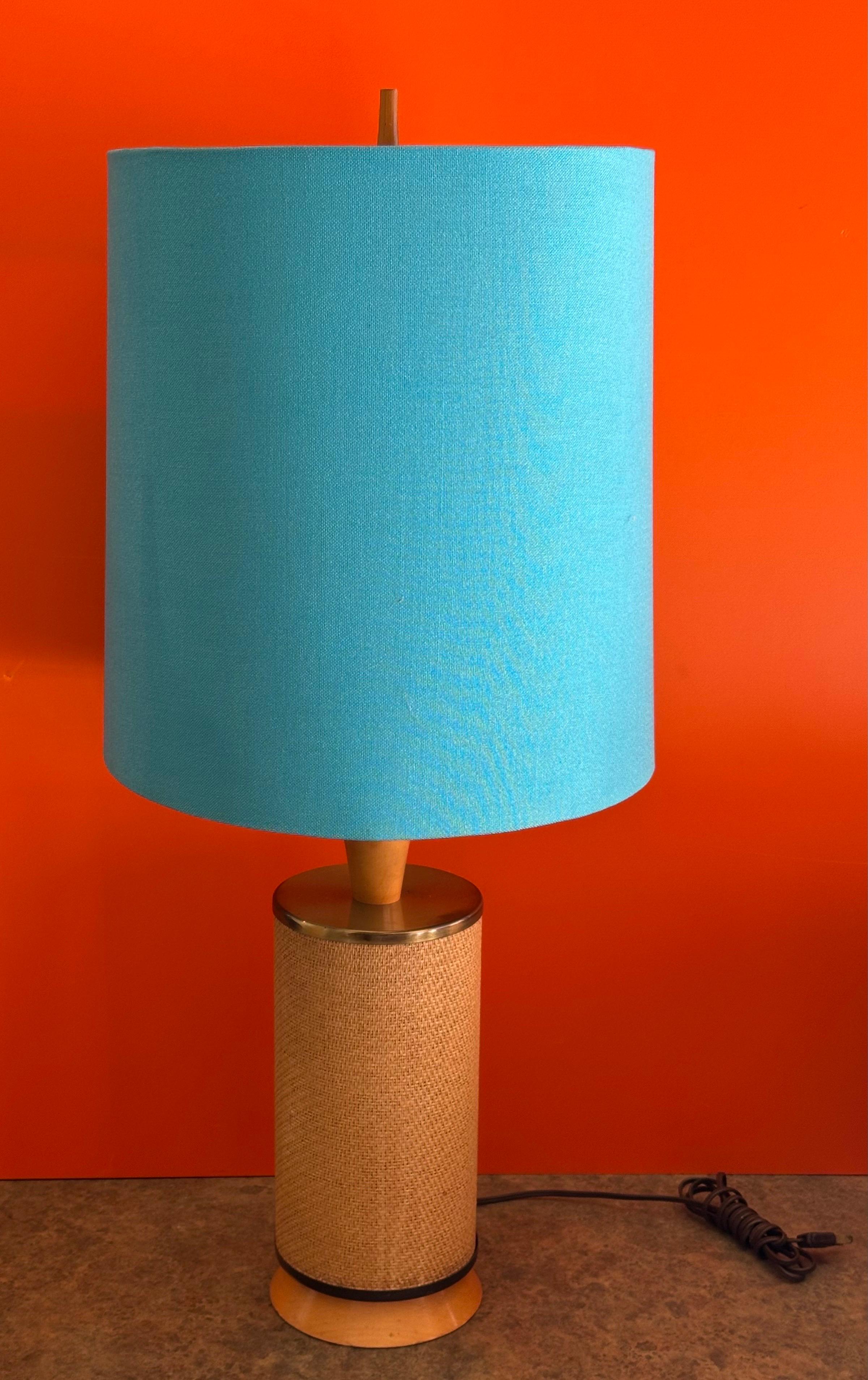 20ième siècle Paire de lampes de table en rotin tressé MCM en vente