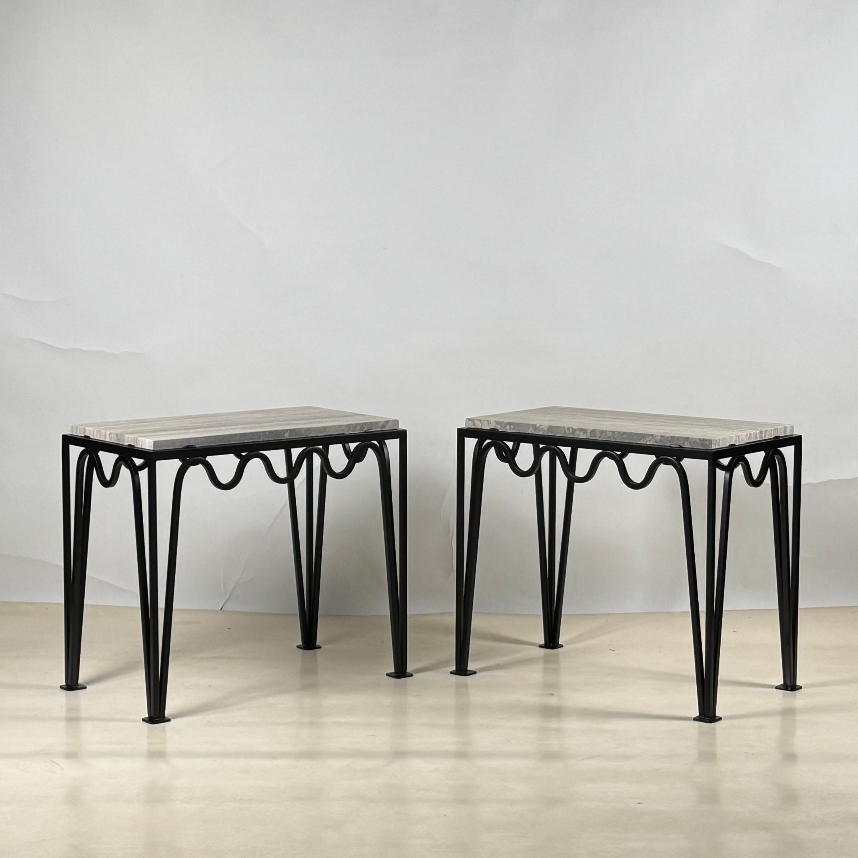 Élégantes et sculpturales, les tables d'extrémité ou d'appoint Méandre™ de Design Frères® réunissent le fer forgé à la main et le travertin argenté adouci dans un design magnifiquement équilibré. Le design tire son nom du mot français 