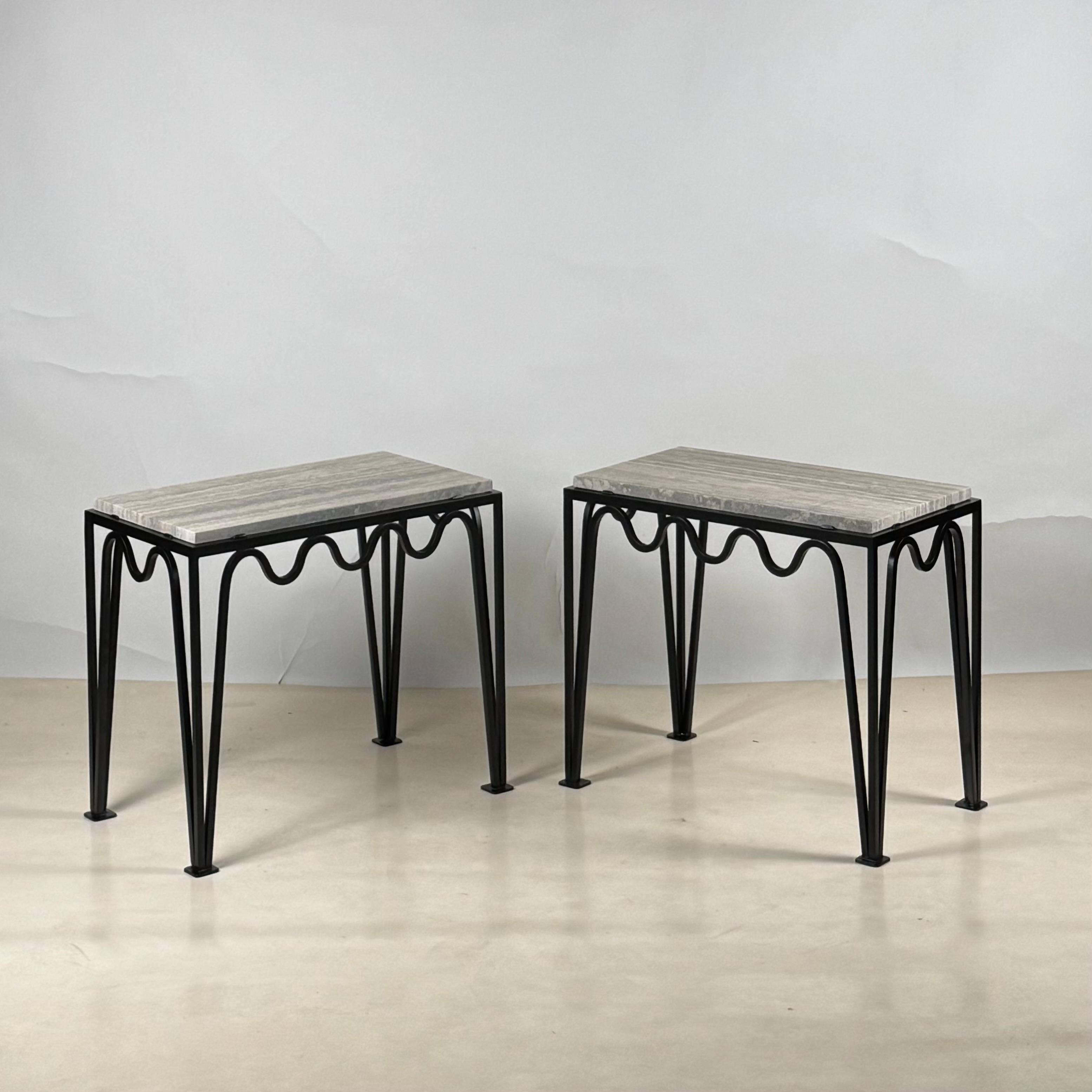Moderne Paire de tables d'appoint 'Méandre' en fer noir et travertin argenté par Design Frères en vente