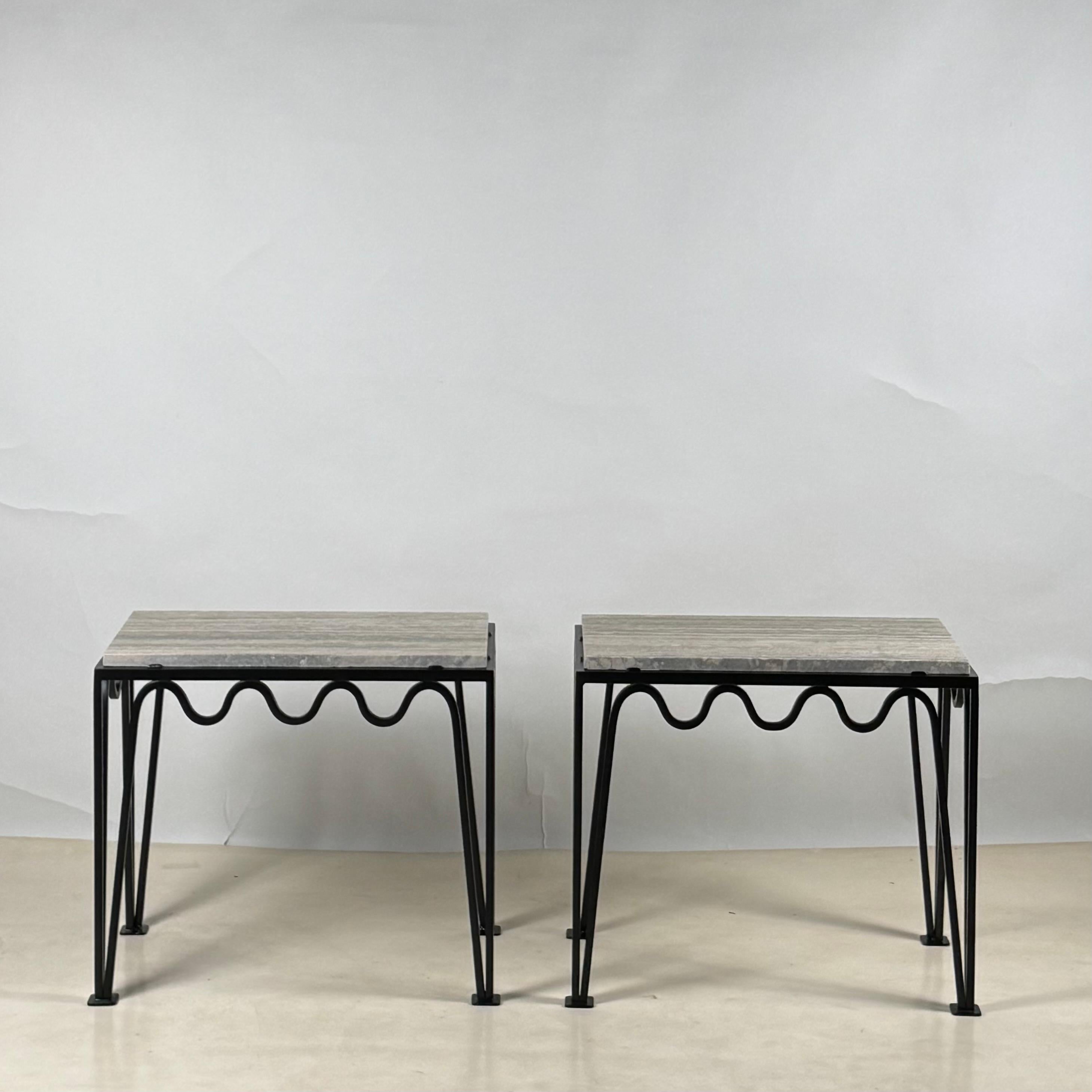 Français Paire de tables d'appoint 'Méandre' en fer noir et travertin argenté par Design Frères en vente