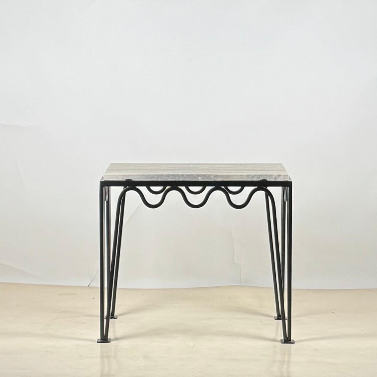 Poli Paire de tables d'appoint 'Méandre' en fer noir et travertin argenté par Design Frères en vente