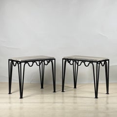 Pareja de mesas auxiliares de hierro negro y travertino plateado "Méandre" de Design Frères